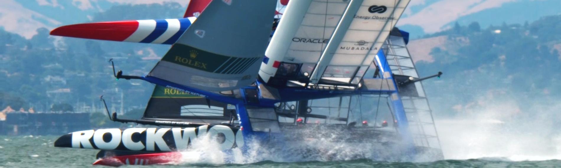 Zwei Katamarane kreuzen bei einem Rennen der SailGP. 