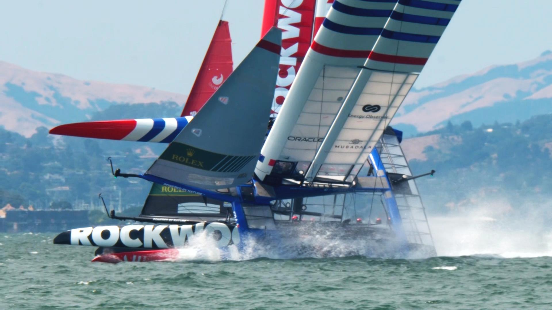 Zwei Katamarane kreuzen bei einem Rennen der SailGP. 