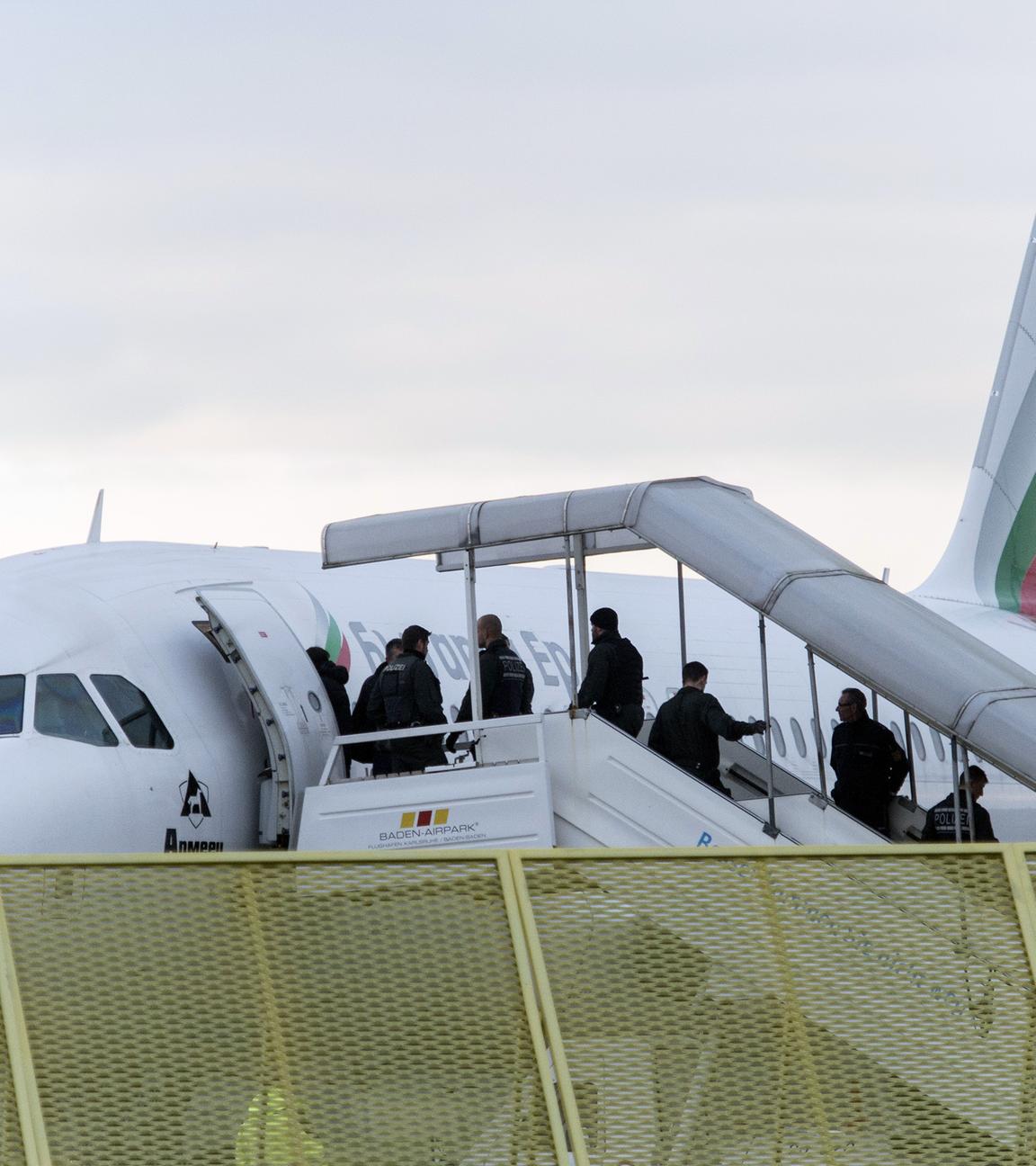 Baden-Württemberg, Rheinmünster: Abgelehnte Asylbewerber steigen am Baden-Airport im Rahmen einer landesweiten Sammelabschiebung in ein Flugzeug. Archivbild