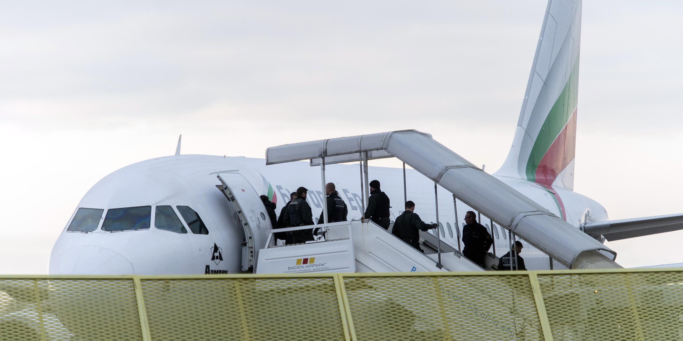 Baden-Württemberg, Rheinmünster: Abgelehnte Asylbewerber steigen am Baden-Airport im Rahmen einer landesweiten Sammelabschiebung in ein Flugzeug. Archivbild