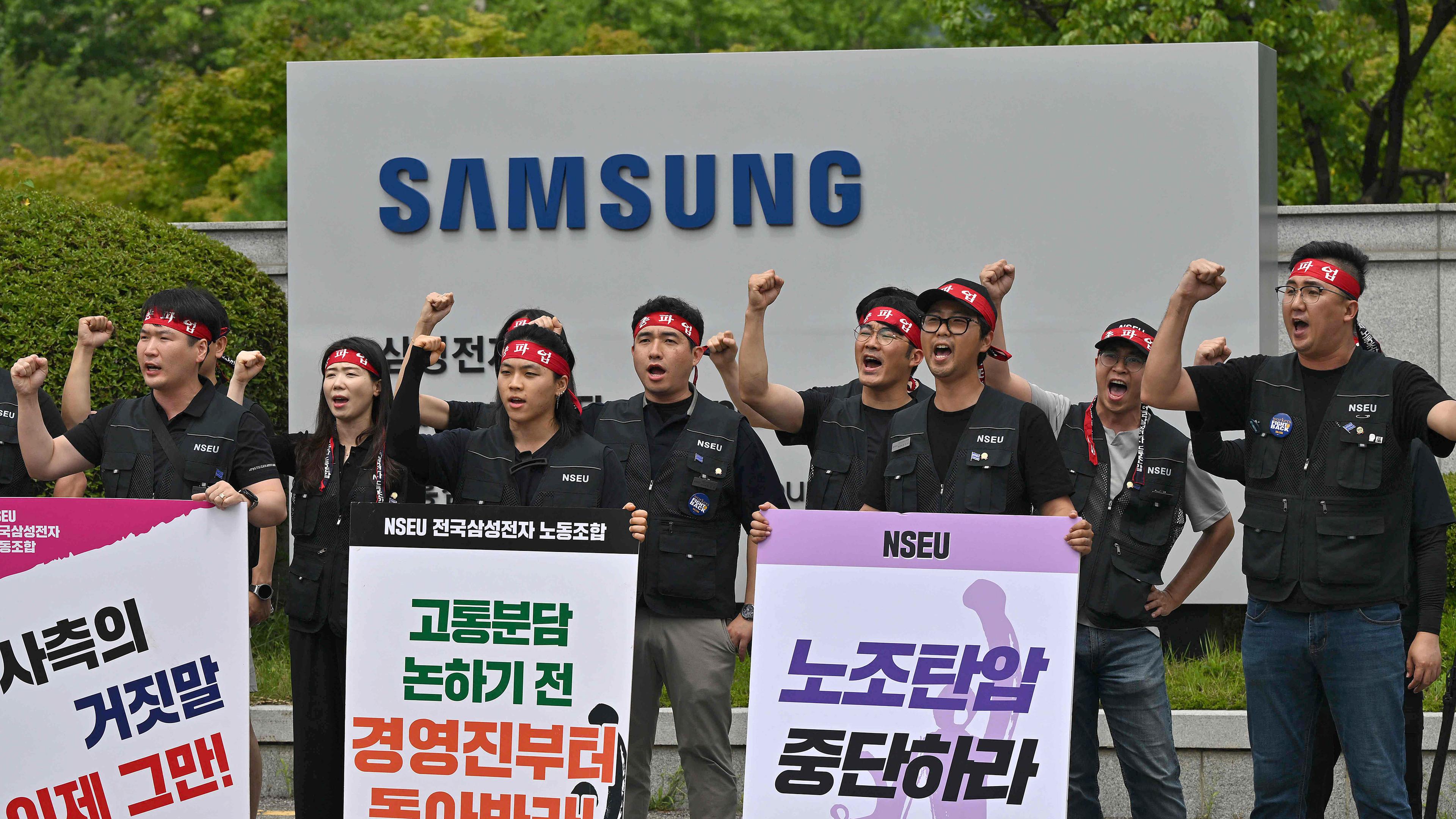 Mitglieder der National Samsung Electronics Union vor dem Giheung-Campus des Unternehmens in Yongin, aufgenommen am 10.07.2024