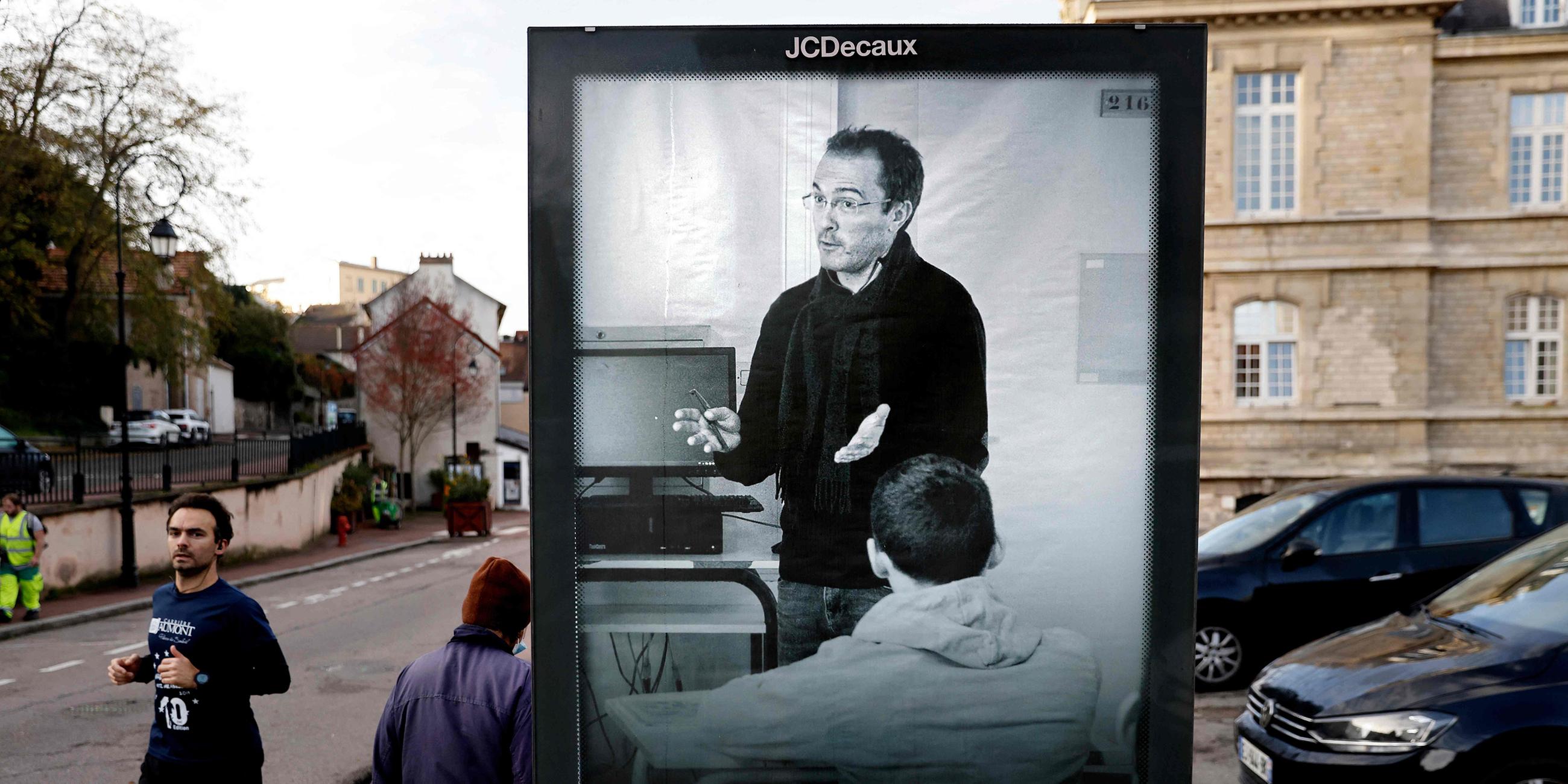 Plakat mit dem Bild des ermordeten französischen Lehrers Samuel Paty