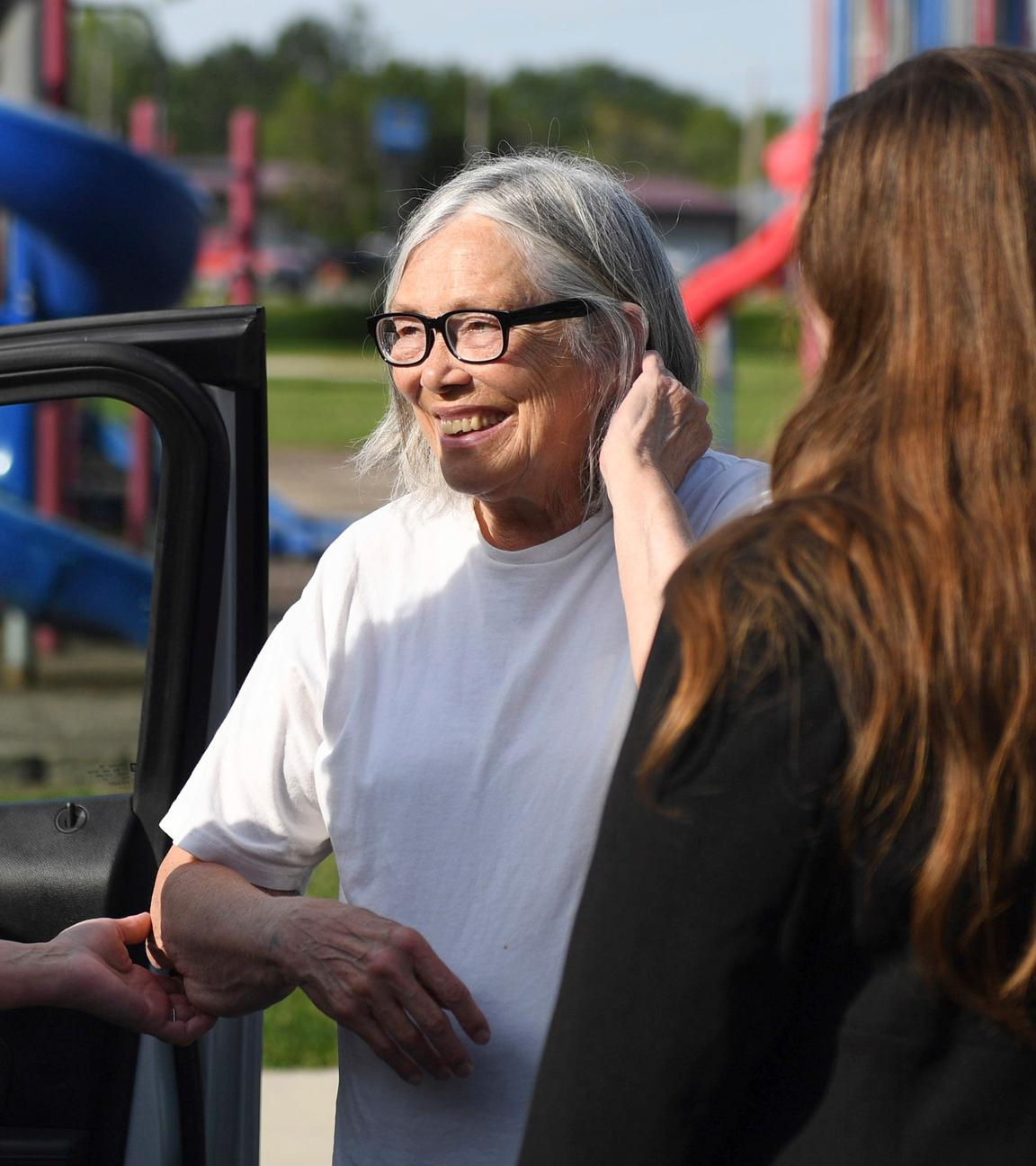 Sandra Hemme trifft sich nach ihrer Entlassung aus dem Chillicothe Correctional Center am 19.07.2024, in Chillicothe, Missouri, mit Angehörigen und Unterstützern.