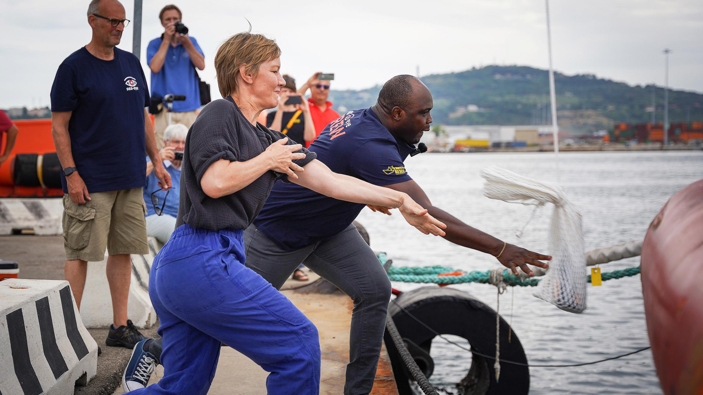 Die Schauspielerin Sandra Hüller tauft den Rettungskreuzer "Sea-Eye 5".