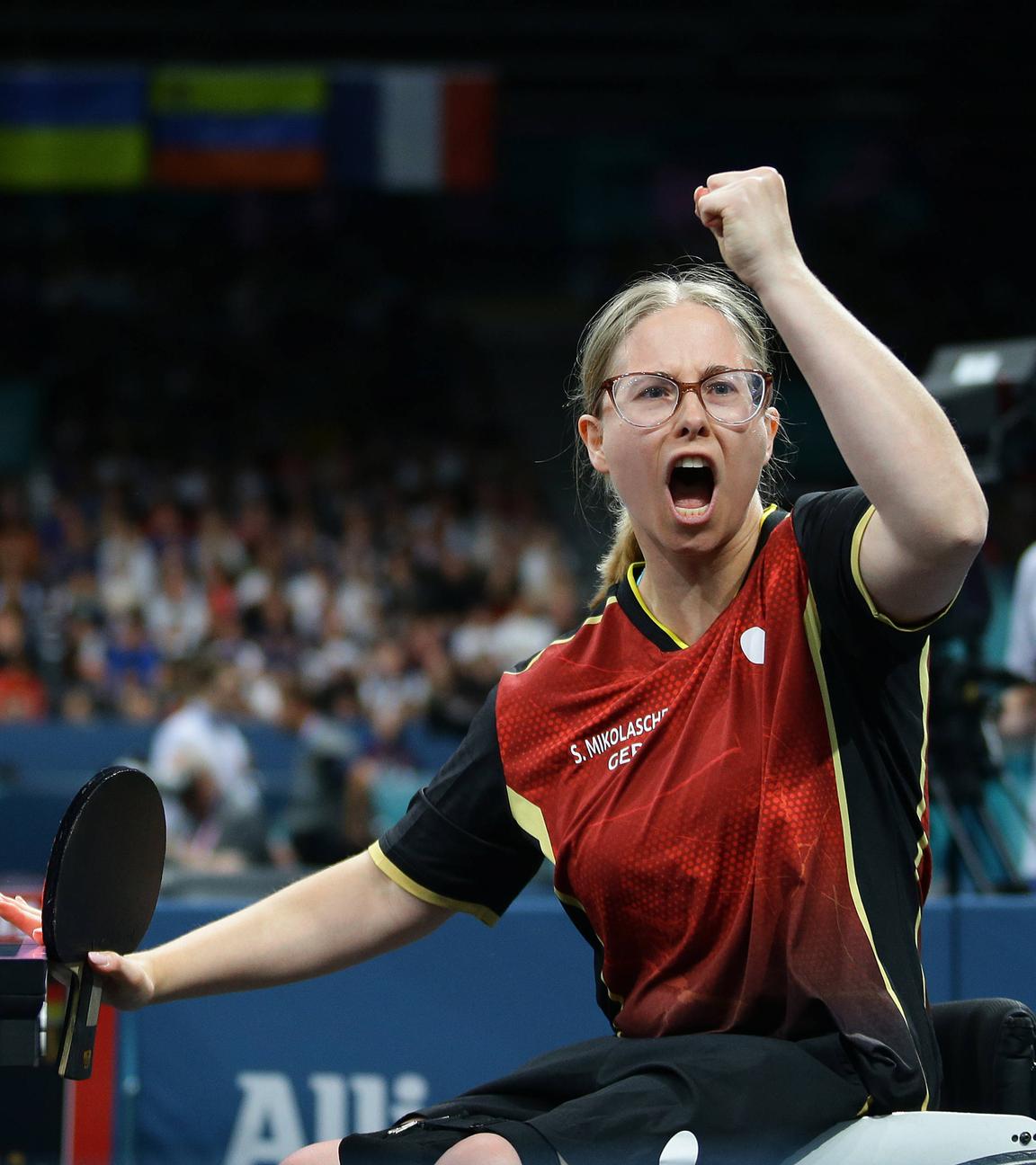 Die deutsche Para-Tischtennisspielerin Sandra Mikolaschek jubelt während des Spiels um die Goldmedaille bei den Paralymics in Paris.