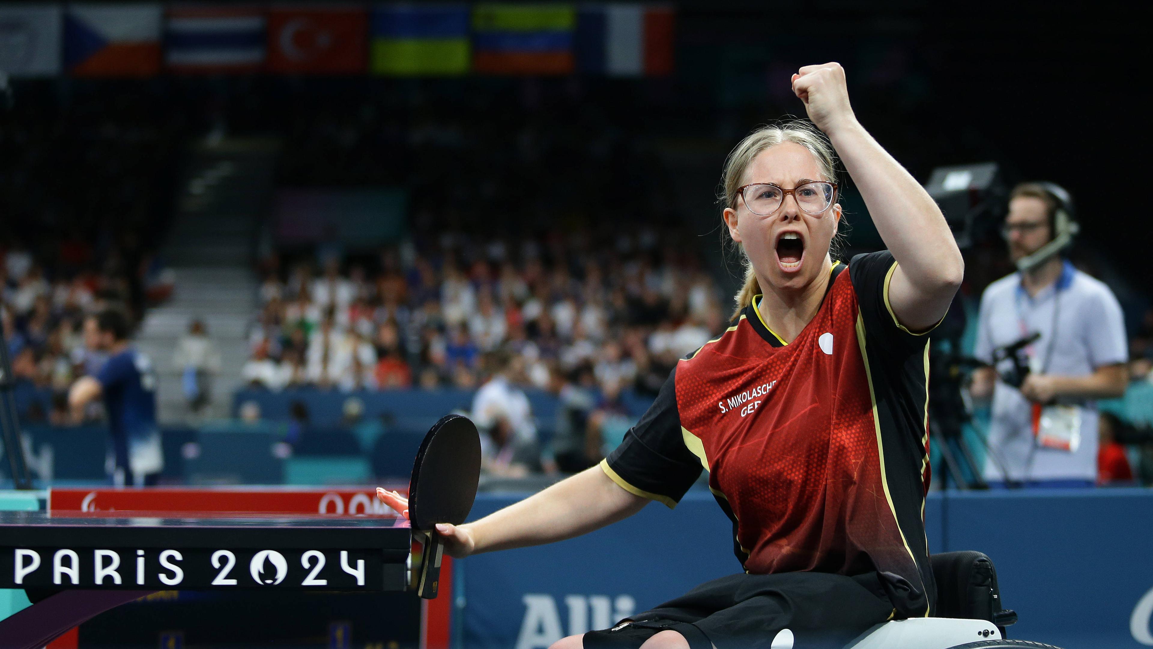 Die deutsche Para-Tischtennisspielerin Sandra Mikolaschek jubelt während des Spiels um die Goldmedaille bei den Paralymics in Paris.