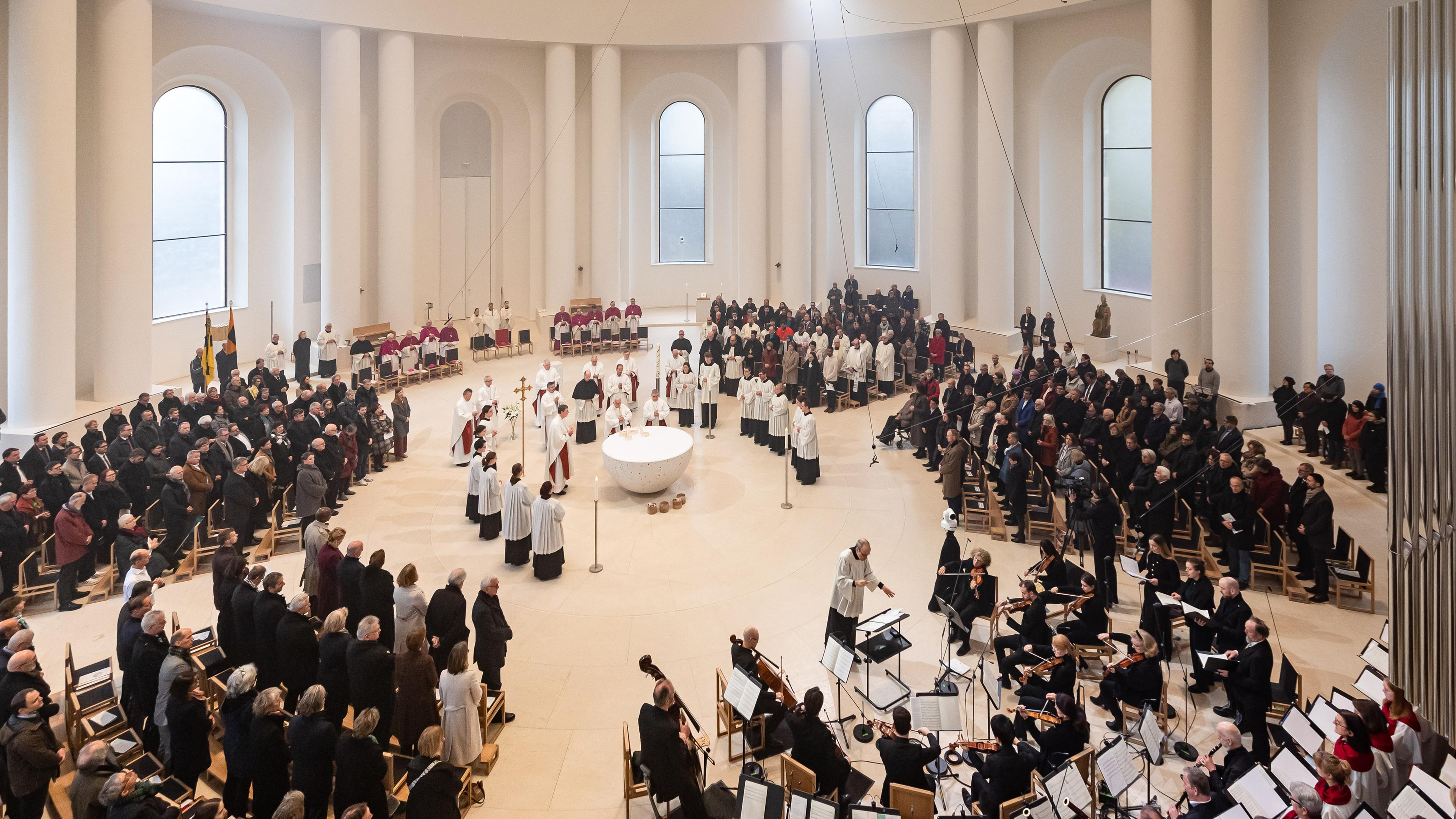 Berlin: Berlins Erzbischof Heiner Koch hat die Sankt Hedwigs-Kathedrale nach einer rund sechsjährigen Sanierung feierlich mit einem Gottesdienst wiedereröffnet. 