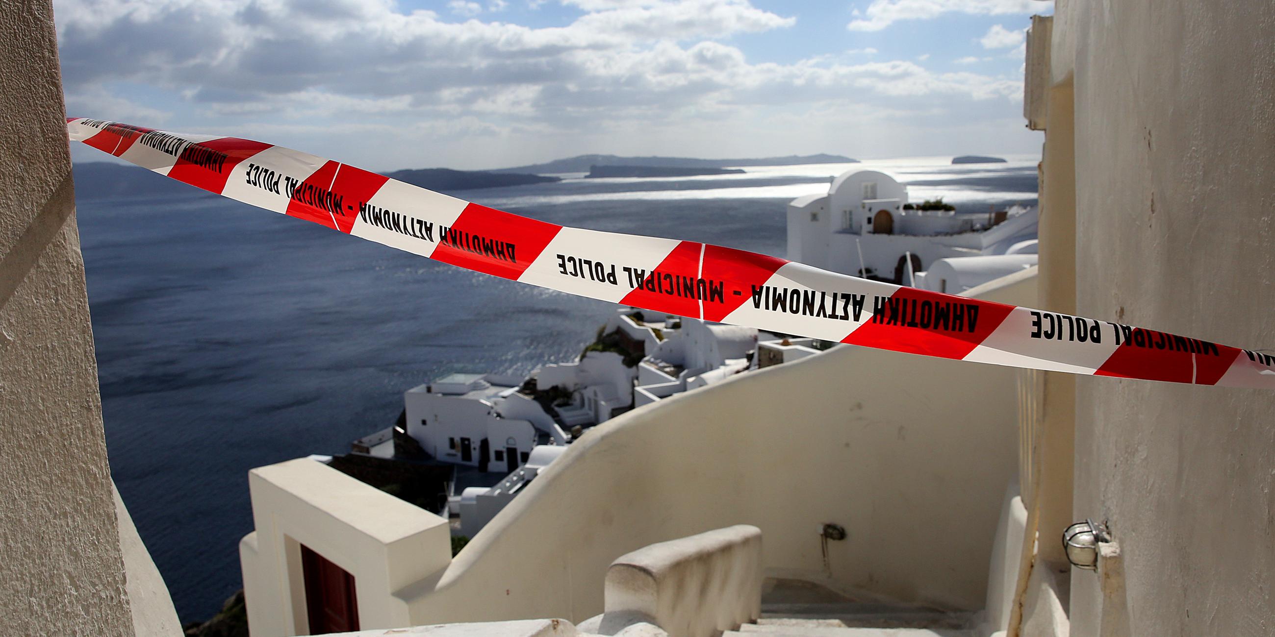 Eine Absperrung in einer kleinen Straße über den Klippen der vulkanischen Caldera des fast evakuierten Dorfes Oia auf der Insel Santorin, Griechenland, 05. 02. 2025. 