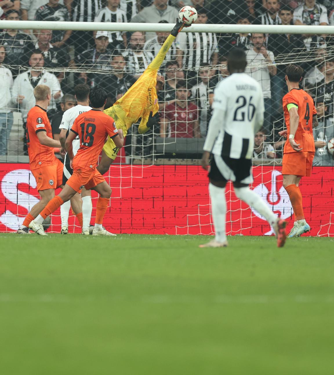 Fußball-Europa-League, Besiktas Istanbul - Eintracht Frankfurt am 3. Oktober 2024: Eintracht-Torwart Kaua Santos pariert einen Schuss.