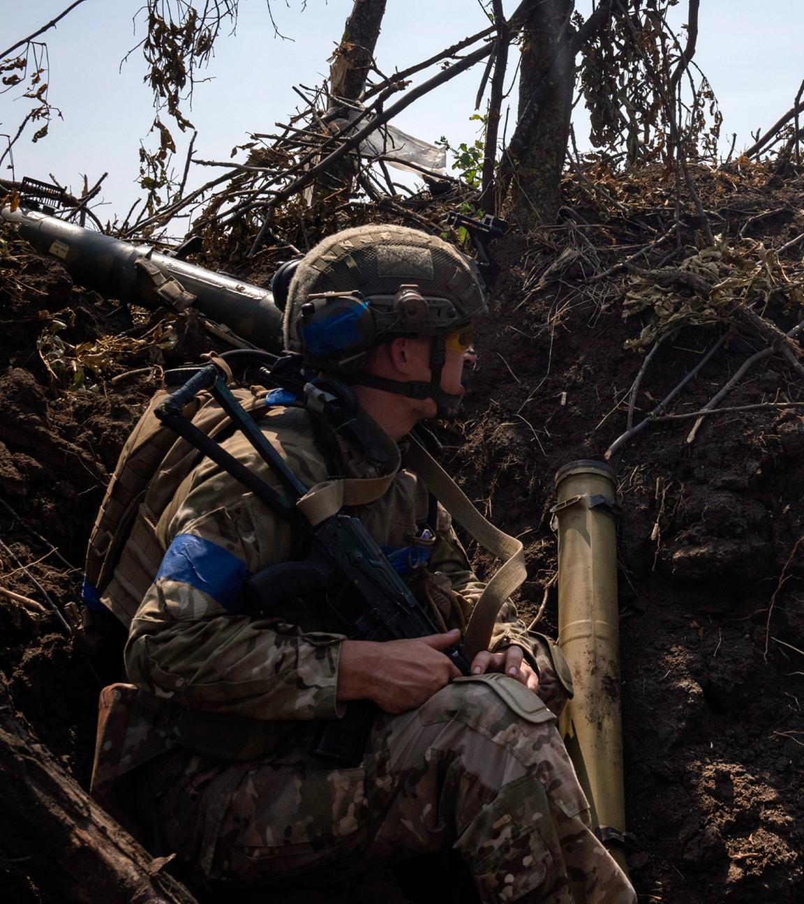 Archiv: Ukrainische Soldaten schauen aus einem Schützengraben an der Frontlinie in der Region Saporischschja heraus. (23.06.2023)