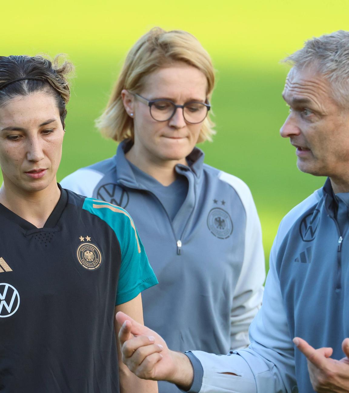 21.10.2024, Deutsche Frauennationalmannschaft beim Training: Sara Doorsoun (links) bespricht sich mit Bundestrainer Christian Wück (rechts).