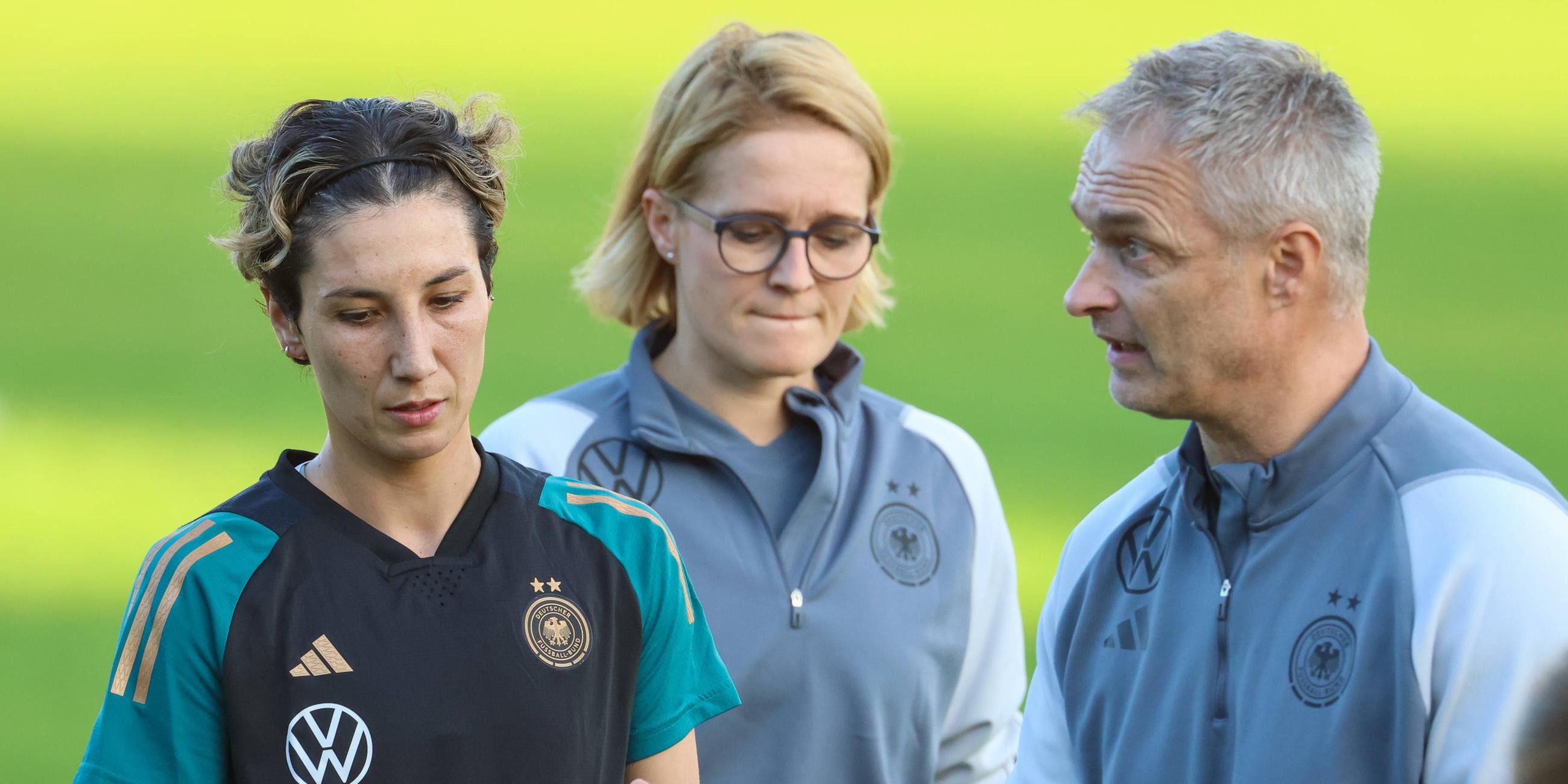 21.10.2024, Deutsche Frauennationalmannschaft beim Training: Sara Doorsoun (links) bespricht sich mit Bundestrainer Christian Wück (rechts).