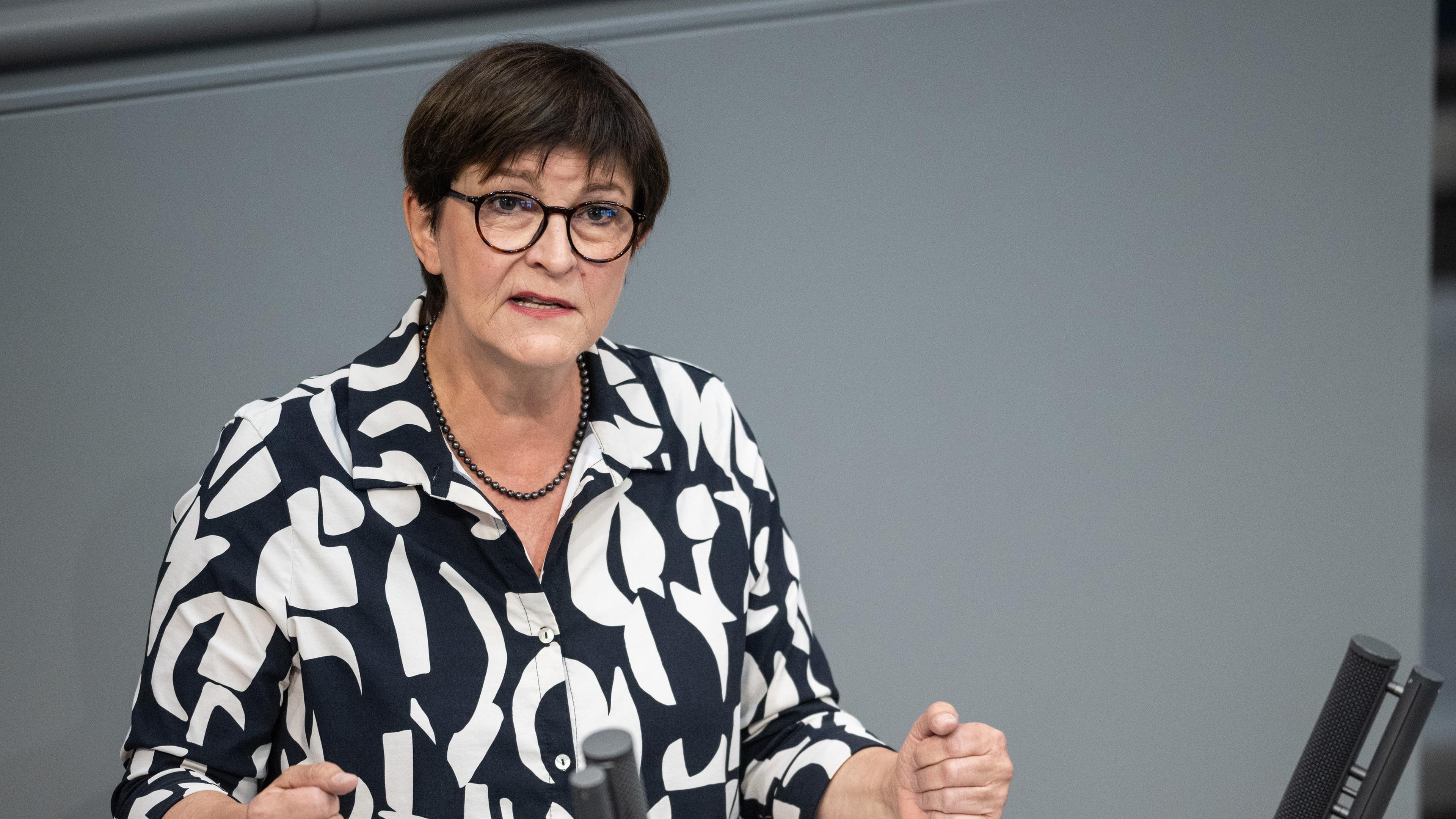 Saskia Esken, Bundesvorsitzende der SPD, spricht am 13.06.2024 im Bundestag.