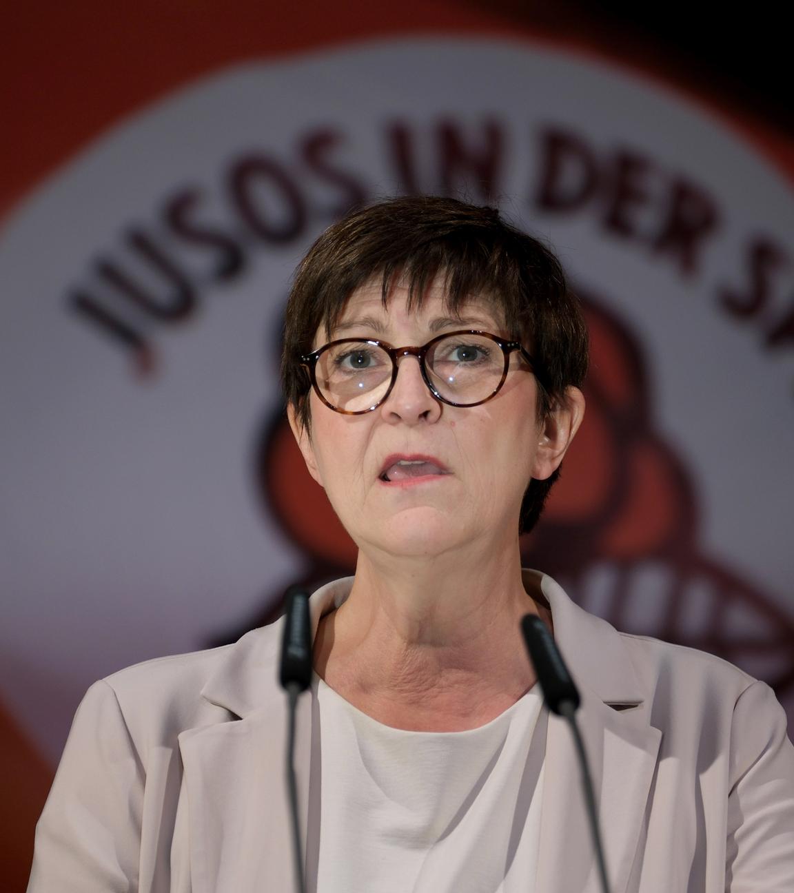 SPD-Chefin Saskia Esken beim Juso Kongress in Halle. 