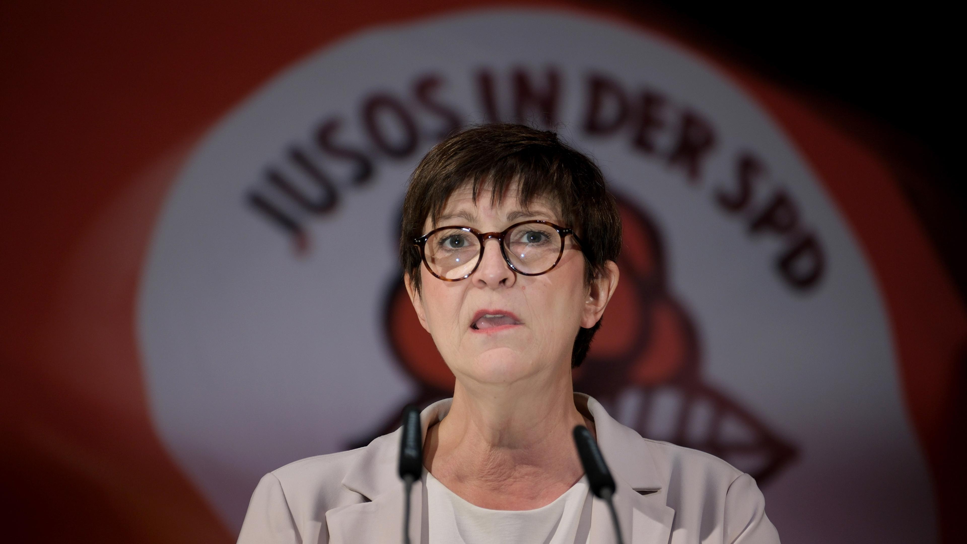 SPD-Chefin Saskia Esken beim Juso Kongress in Halle. 