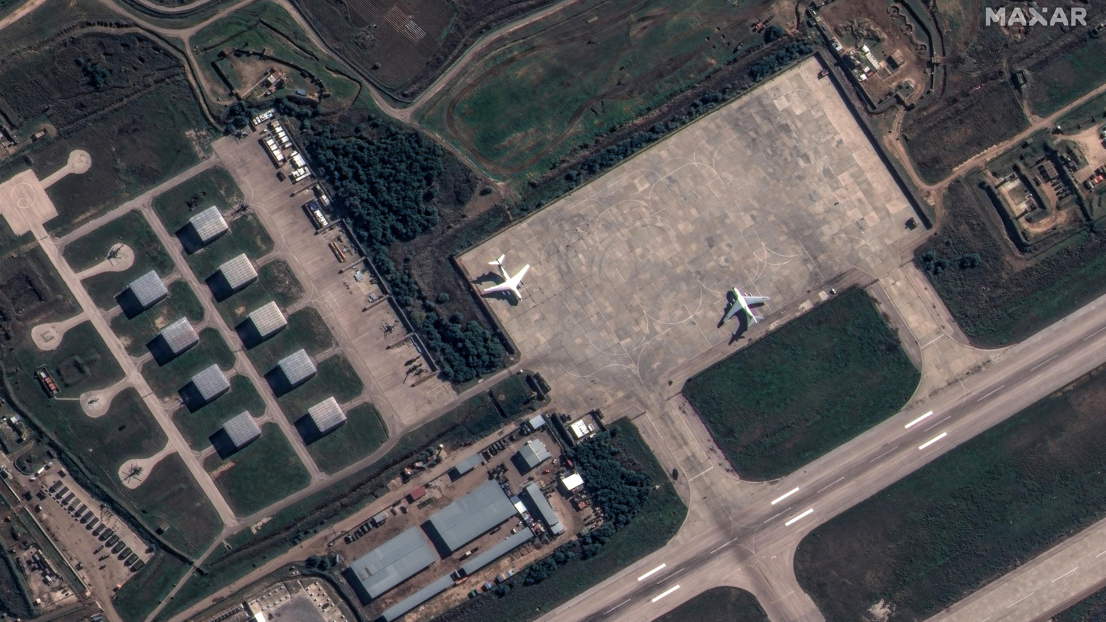 Ein Satellitenbild zeigt russische Flugzeuge, Hubschrauber und militärische Ausrüstung auf dem russischen Luftwaffenstützpunkt Hmeimim in Syrien