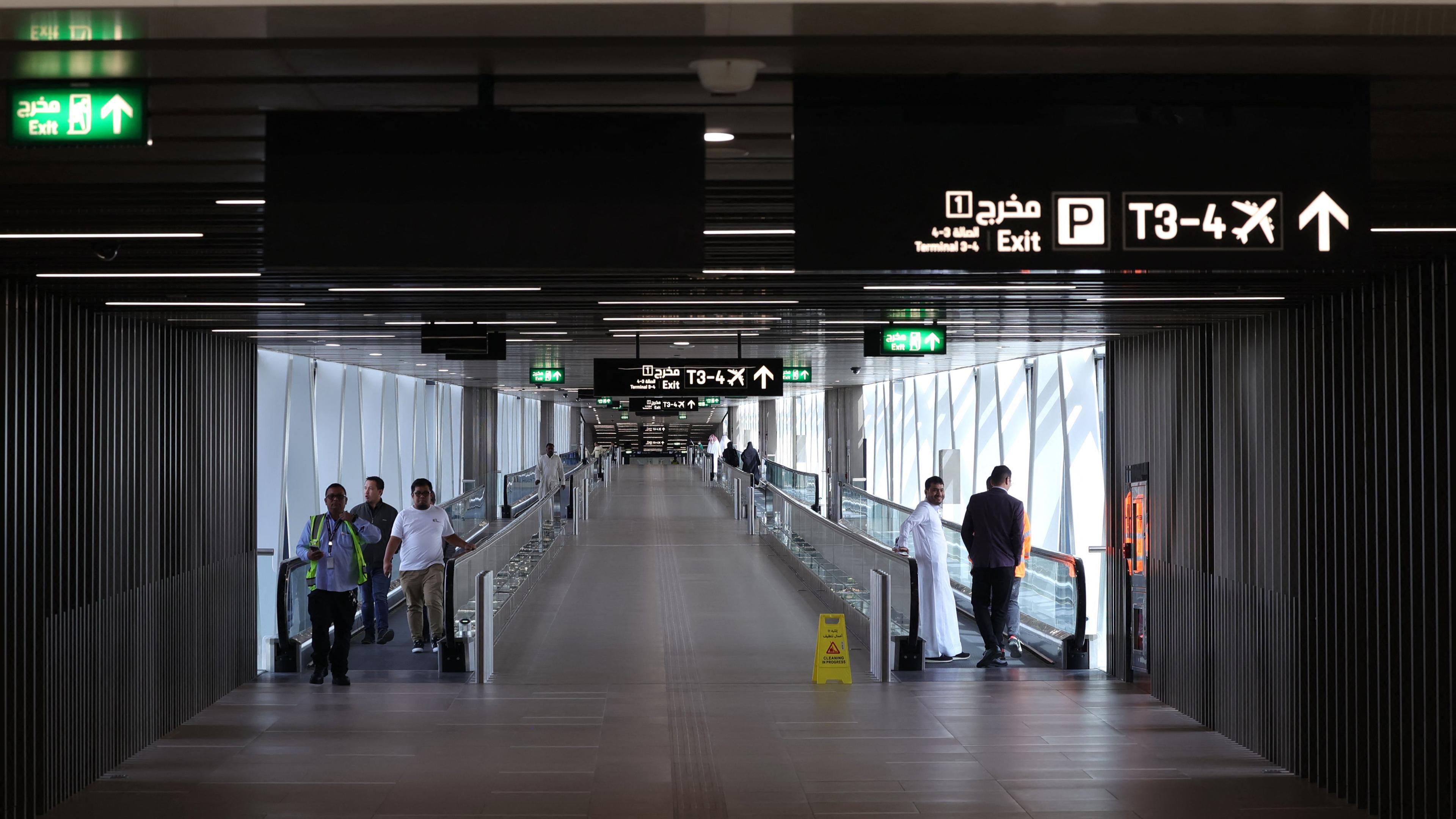 Menschen laufen im Flughafen in Riad.