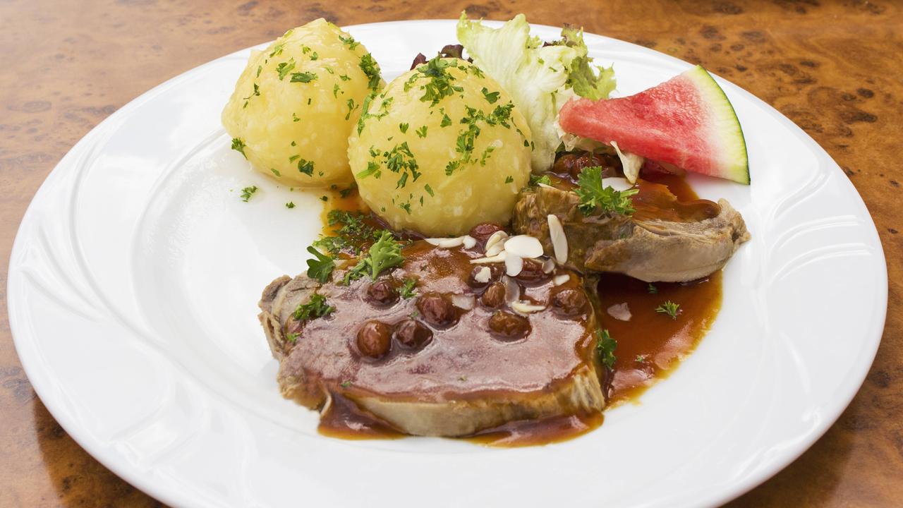 Festliches Weihnachtsmenü mit Sauerbraten und Lebkuchenparfait