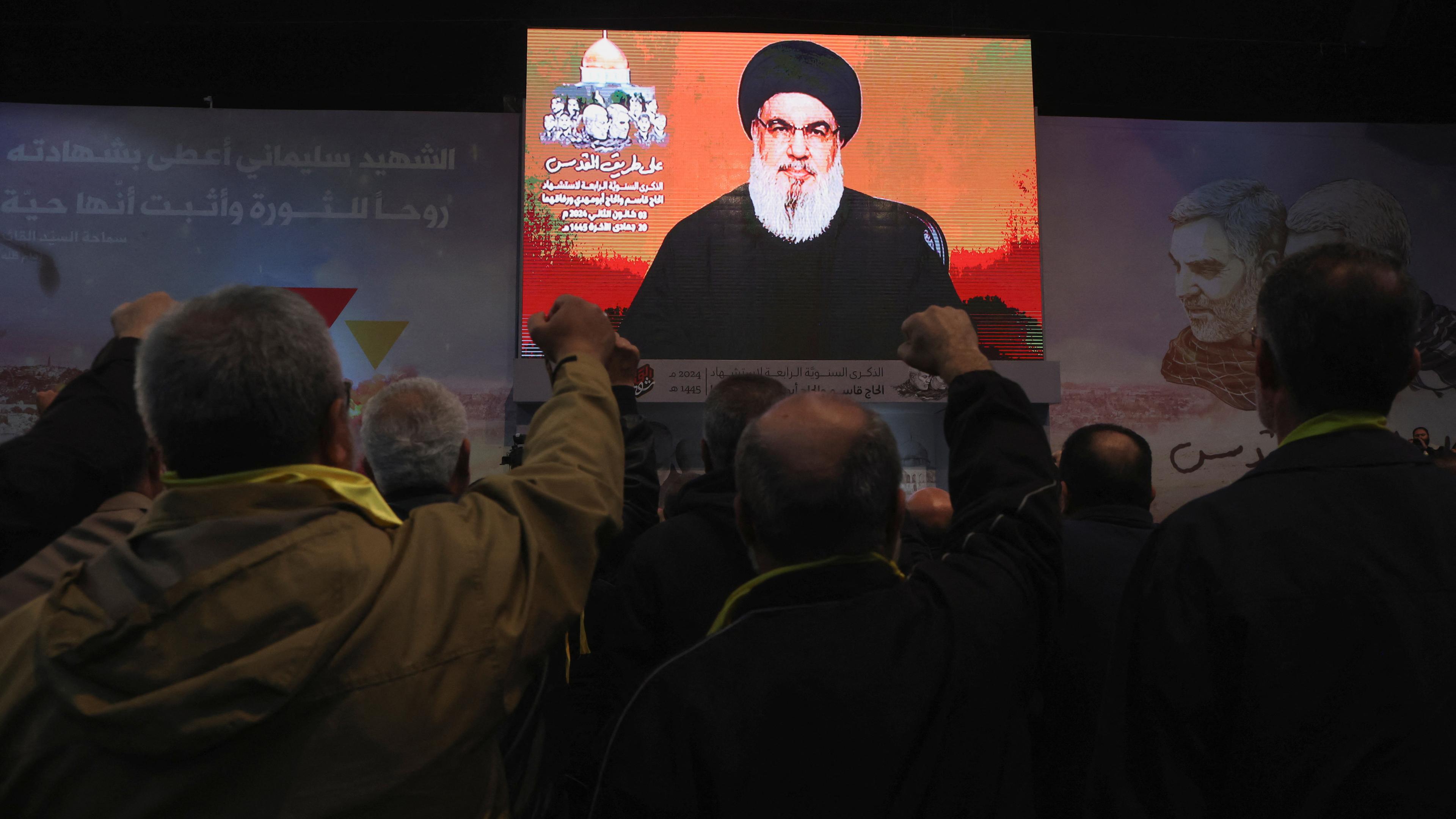 Der libanesische Hisbollah-Führer Sayyed Hassan Nasrallah wendet sich während einer Zeremonie zum vierten Jahrestag der Tötung des General Qassem Soleimani bei einem US-Angriff an seine Anhänger in den südlichen Vororten von Beirut, 03.01.2024.