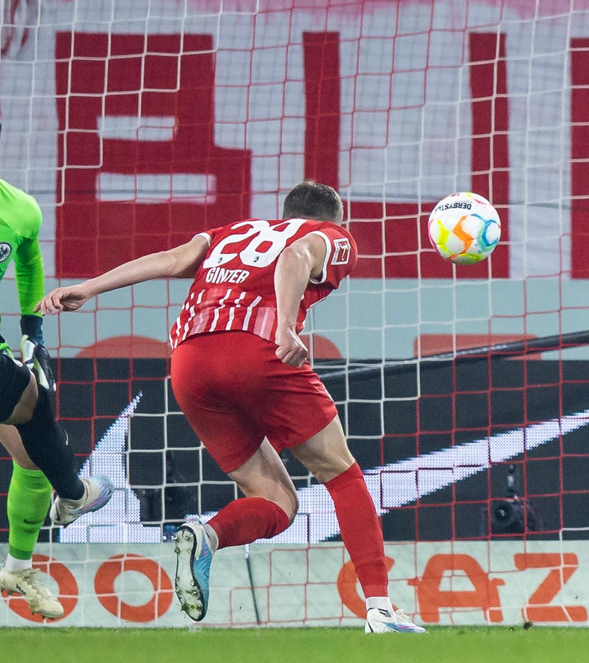 Freiburgs Matthias Ginter (M) macht das Tor zum 1:1.