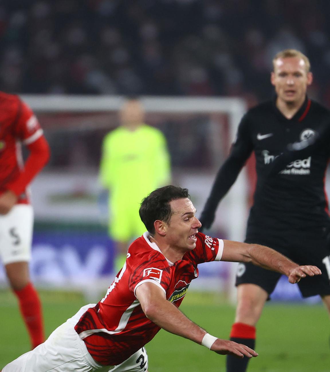 SC Freiburg gegen Eintracht Frankfurt - Europa Park Stadion, Freiburg, Deutschland - 21. November 2021 Nicolas Höfler vom SC Freiburg in Aktion gegen Kristijan Jakic von Eintracht Frankfurt