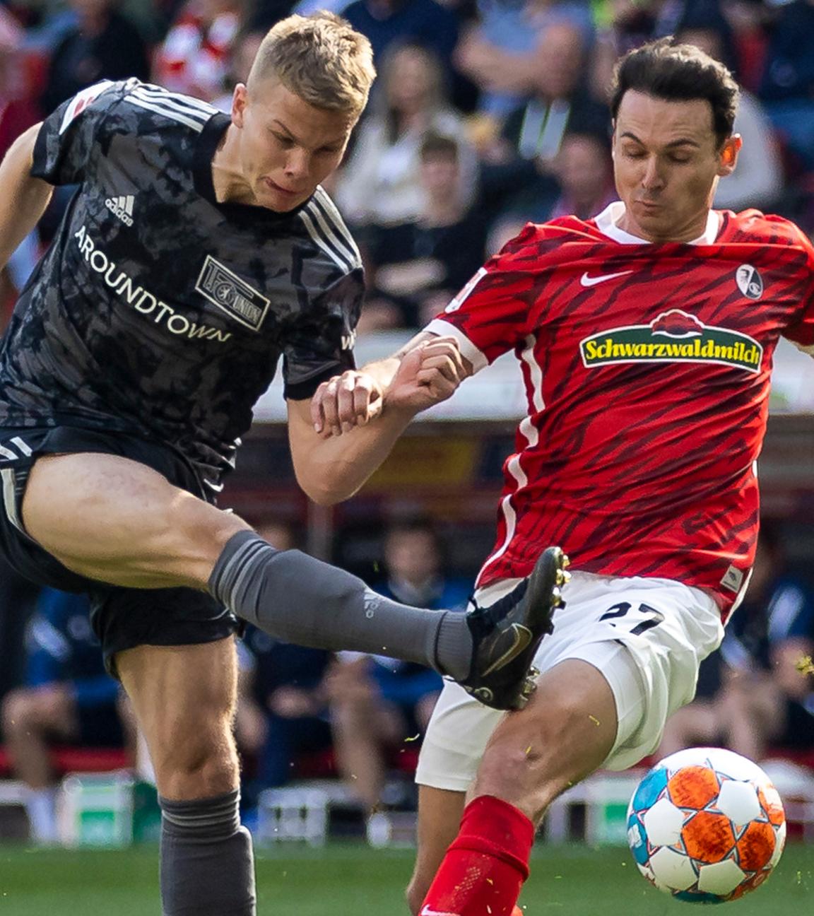 07.05.2022, Baden-Württemberg, Freiburg im Breisgau: Fußball: Bundesliga, SC Freiburg - 1. FC Union Berlin, 33. Spieltag, Europa-Park Stadion. Union Berlins Andras Schäfer (l) in Aktion gegen Freiburgs Nicolas Höfler.