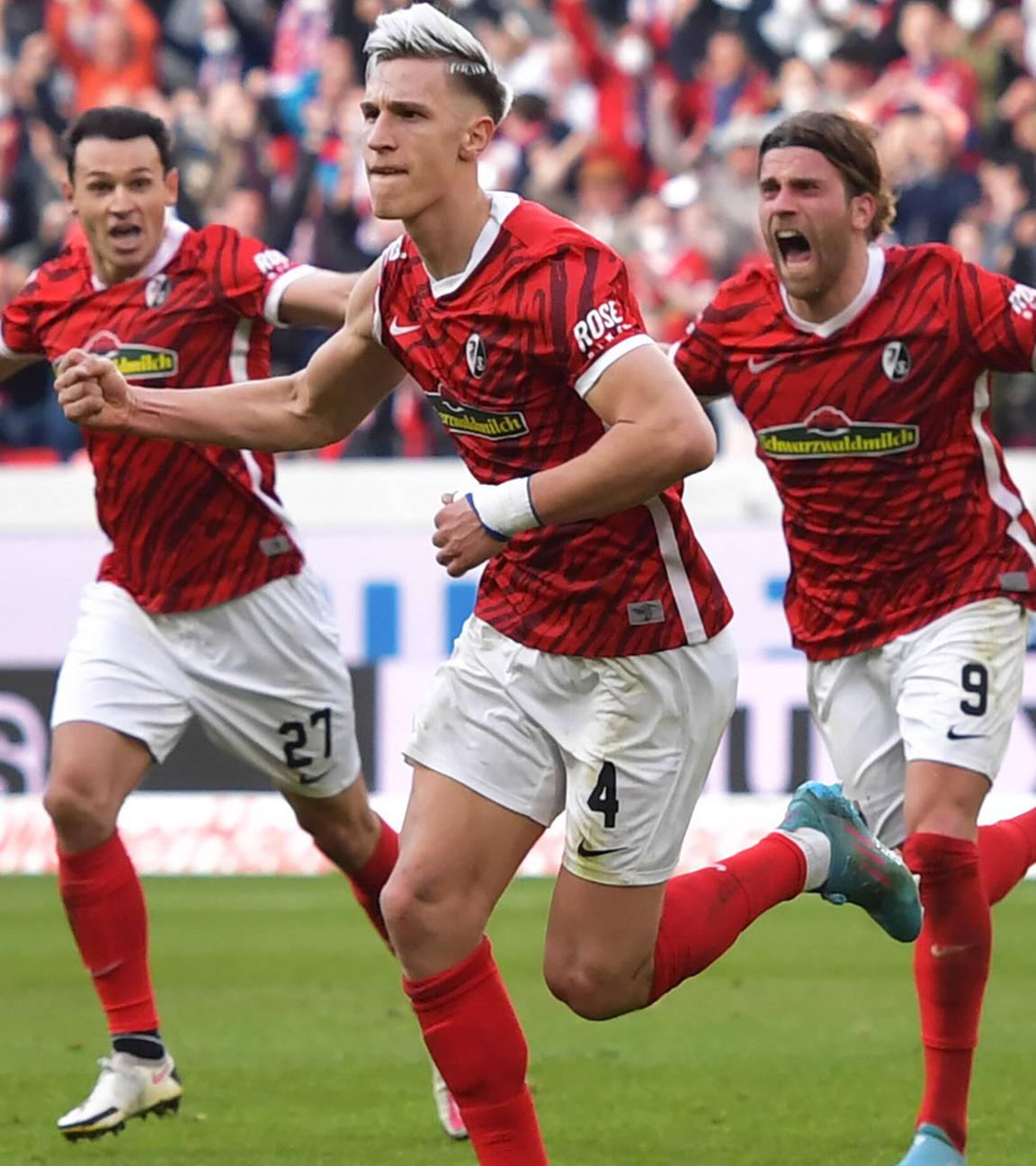 VfL Wolfsburg gegen SC Freiburg v.l. Nicolas Hoefler (SC Freiburg), Nico Schlotterbeck (SC Freiburg), Lucas Hoeler (SC Freiburg), Vincenzo Grifo (SC Freiburg) jubeln zum 3:2