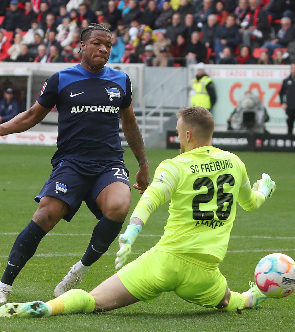 Jessic Ngankam schießt das Tor zum 1:1 gegen Hertha Torwart Mark Fleken.