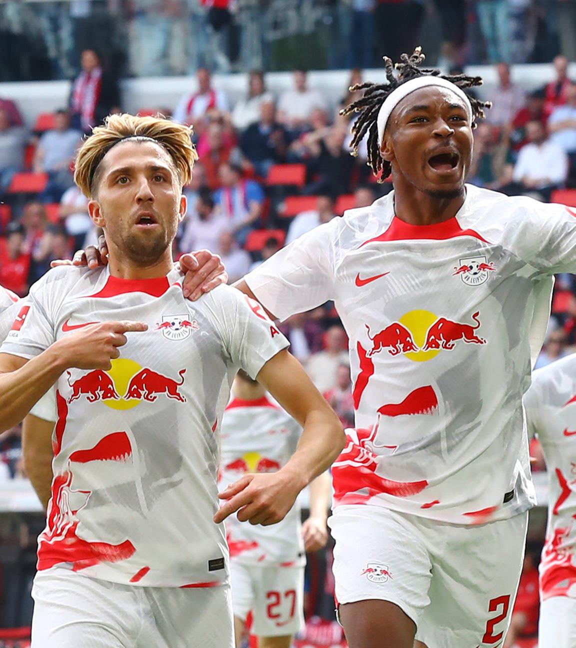 Dani Olmo (7, RB Leipzig), Torschütze Kevin Kampl (44, RB Leipzig) und Mohamed Simakan (2, RB Leipzig) beim Torjubel.