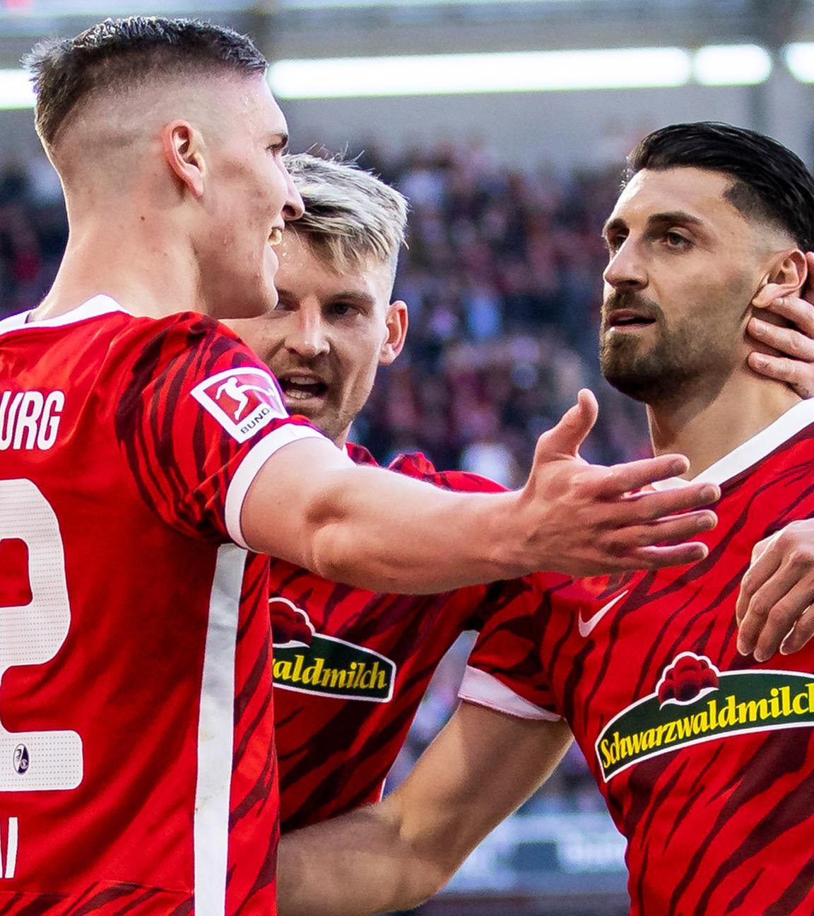 16.04.2022, Baden-Württemberg, Freiburg im Breisgau: Fußball: Bundesliga, SC Freiburg - VfL Bochum, 30. Spieltag, Europa-Park Stadion. Freiburgs Roland Sallai (l) jubelt nach seinem Tor zum 3:0 mit Freiburgs Vincenzo Grifo (r) und Freiburgs Lukas Kübler (M).