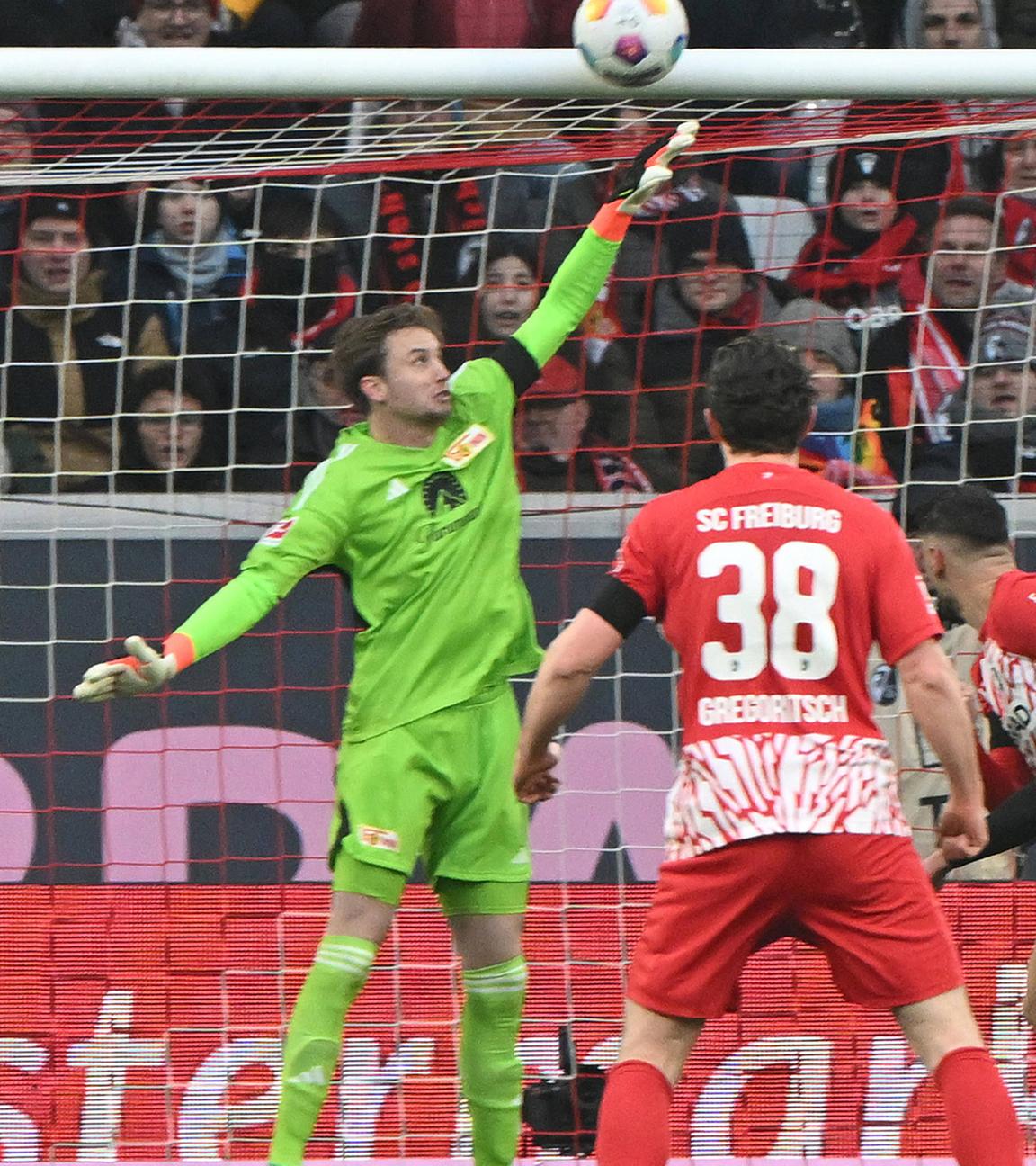 Parade von Torwart Frederik Rönnow (1. FC Union) gegen Vincenzo Grifo (3. v. r., Freiburg).