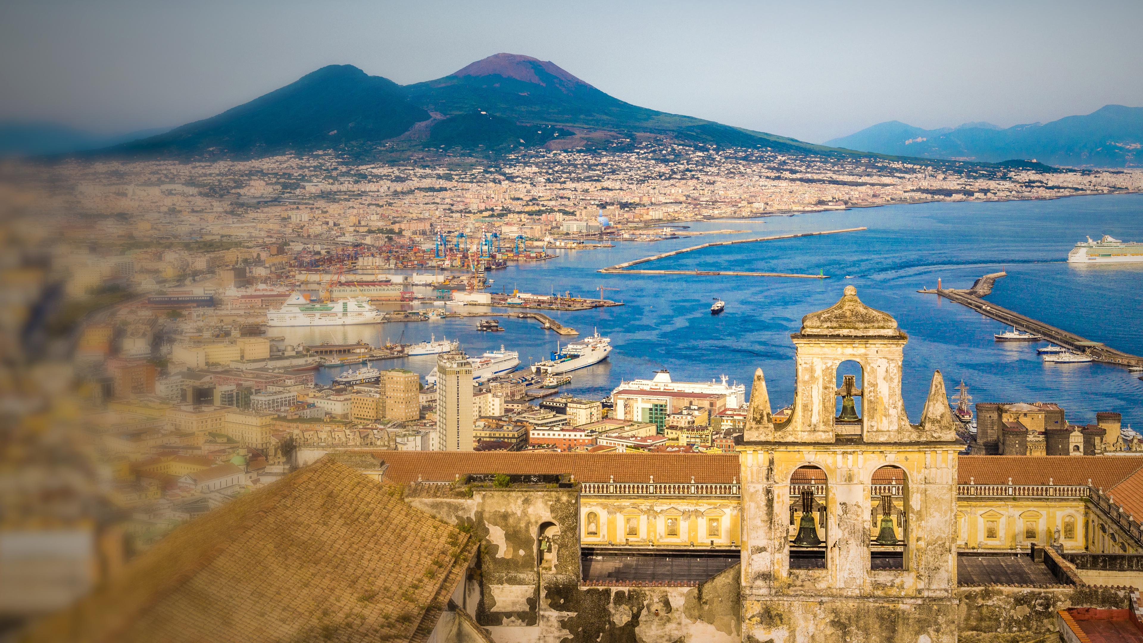 Luftaufnahme von Neapel mit Blick auf den Vesuv.
