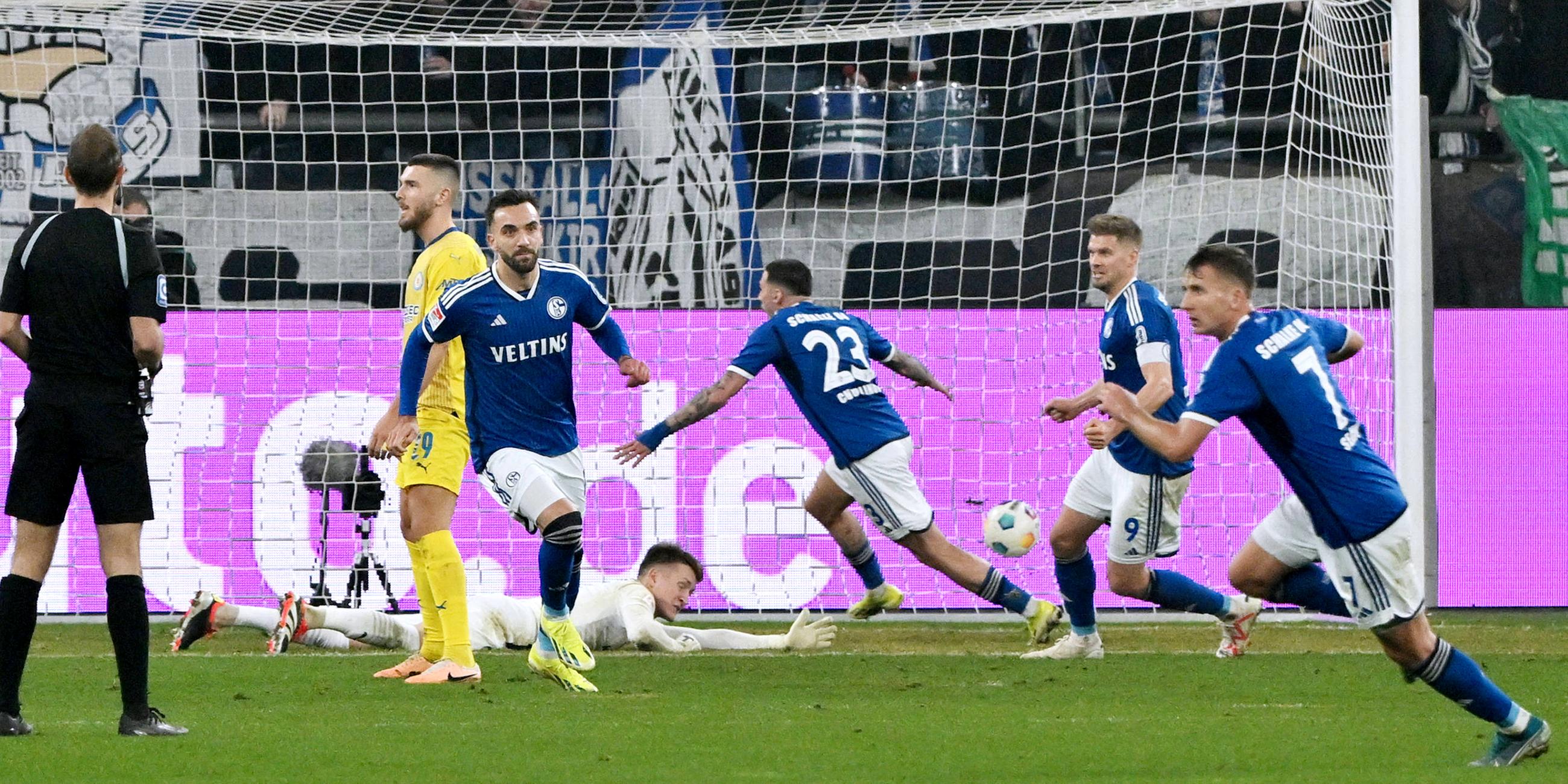 Kenan Karaman (FC Schalke 04) erzielt das Tor zum 1:0 gegen Eintracht Braunschweig.