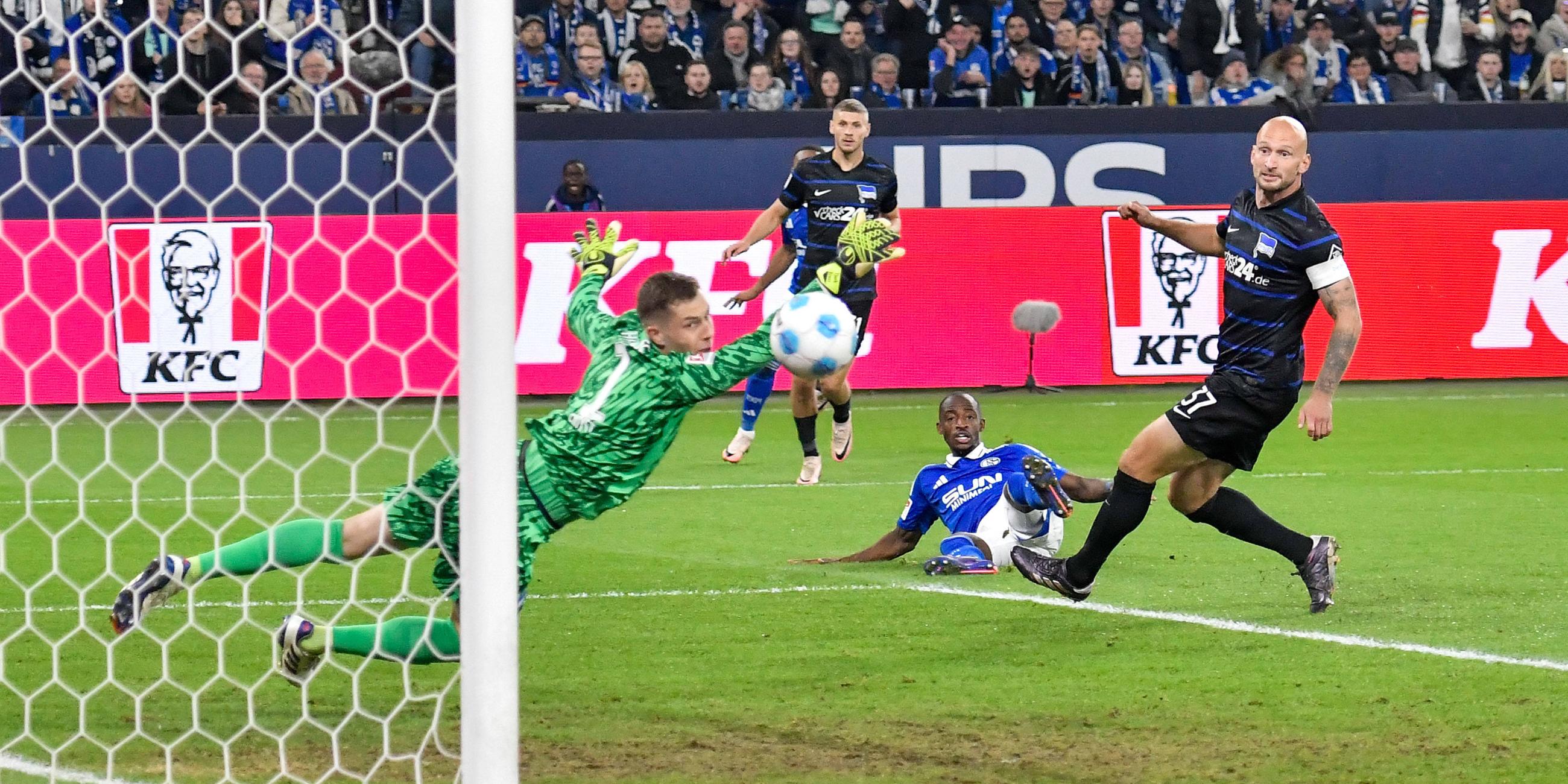 Tjark Ernst (Hertha) vereitelt Torchance von Christopher Antwi-Adjei (Schalke).