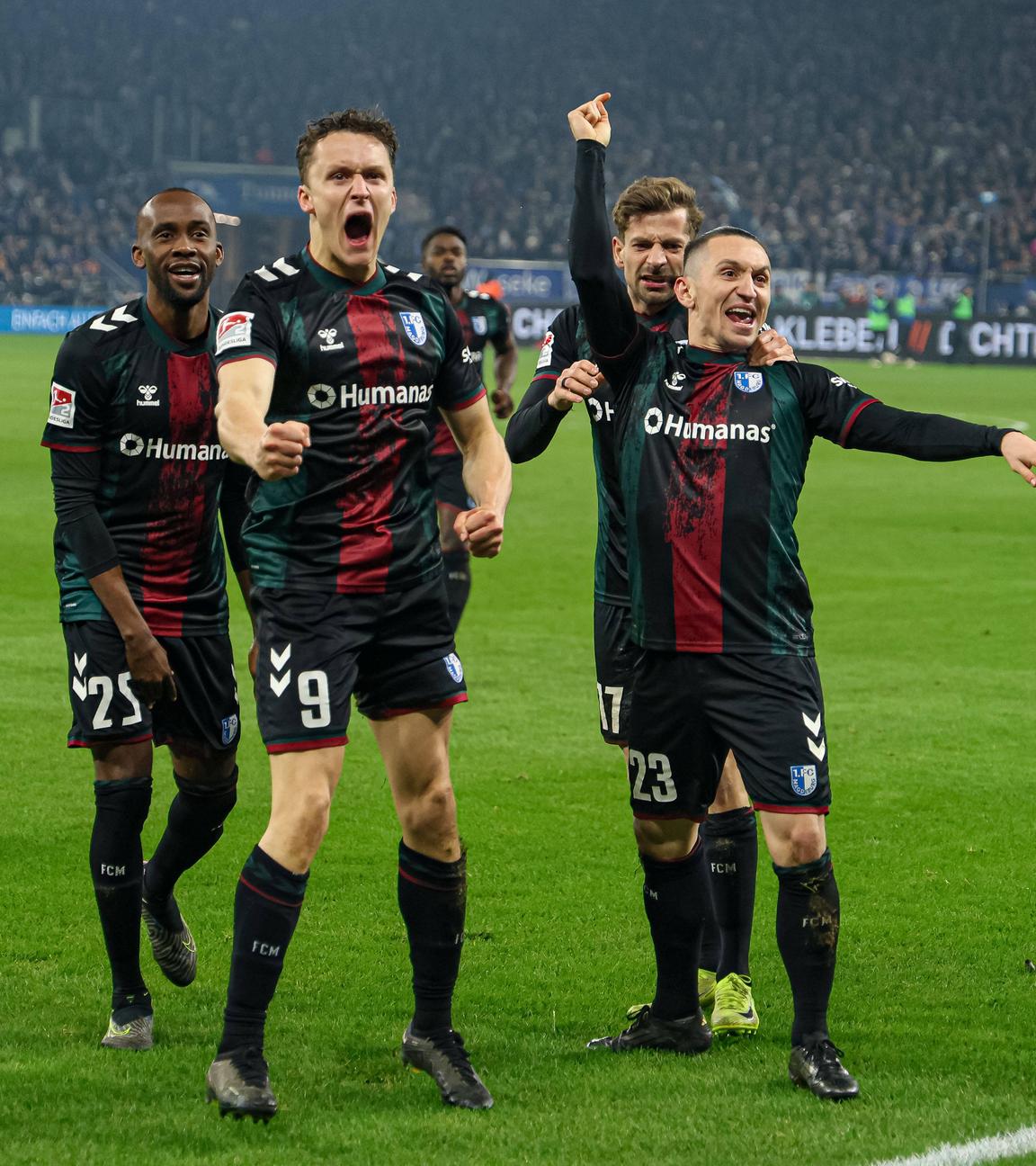 Martijn Kaars (Magdeburg) jubelt mit seiner Mannschaft nach dem Treffer zum 0:3.