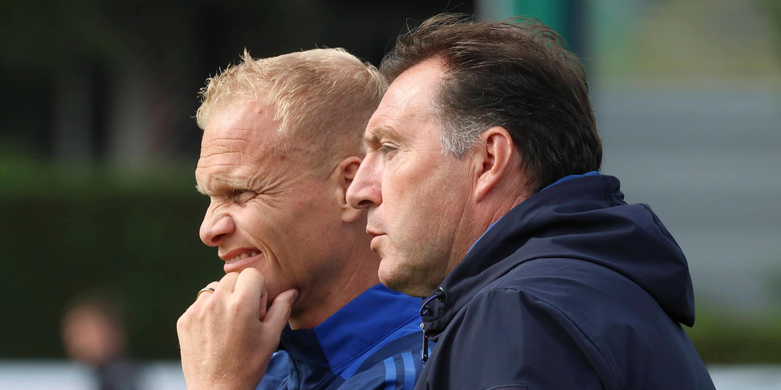 Trainer Karel Geraerts und Sportdirektor Marc Wilmots vom FC Schalke 04 unterhalten sich.