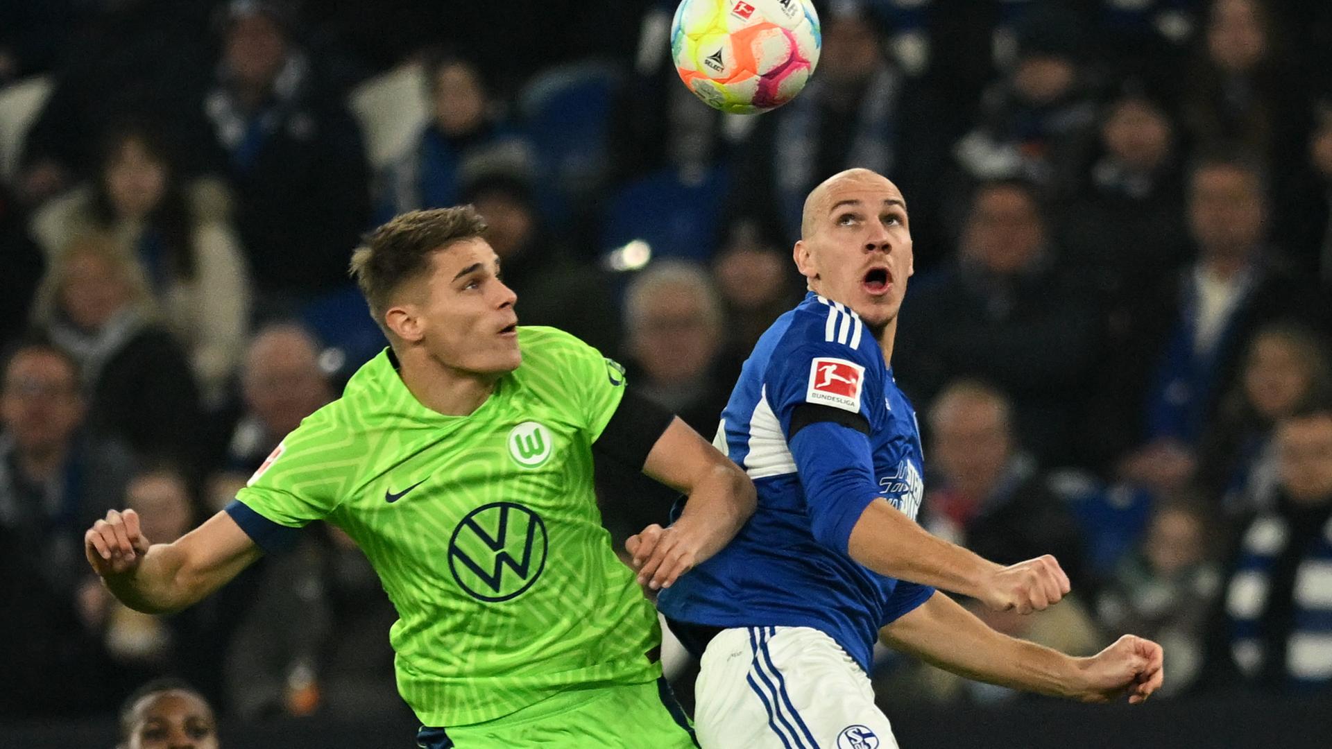 Fußball-Bundesliga, FC Schalke 04 - VfL Wolfsburg: Schalkes Michael Frey (r.) und Wolfsburgs Micky van de Ven kämpfen um den Ball.