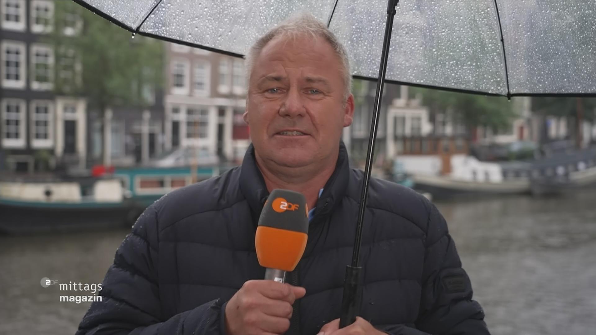 Nils Kaben im Schaltgespräch in Amsterdam. 