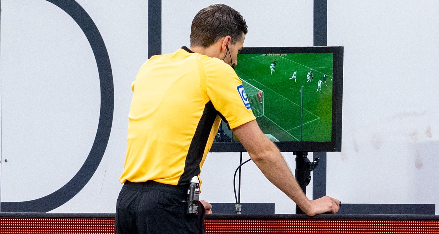 Schiedsrichter Max Burda prüft per Video-Assistent (VAR) die Szene vor dem Strafstoß.