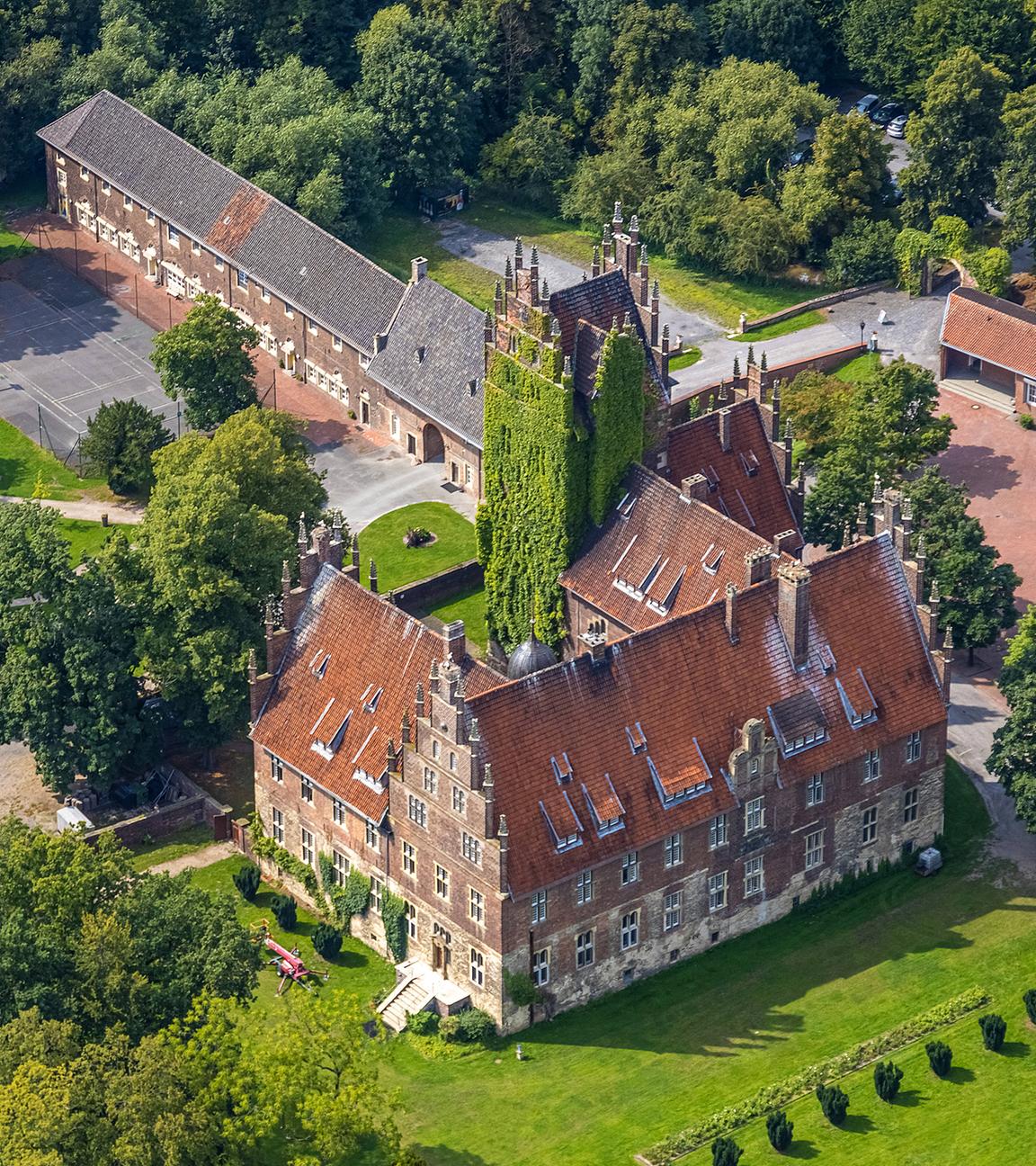 Schloss Heessen am Fluss Lippe mit Privatschule und Internat 