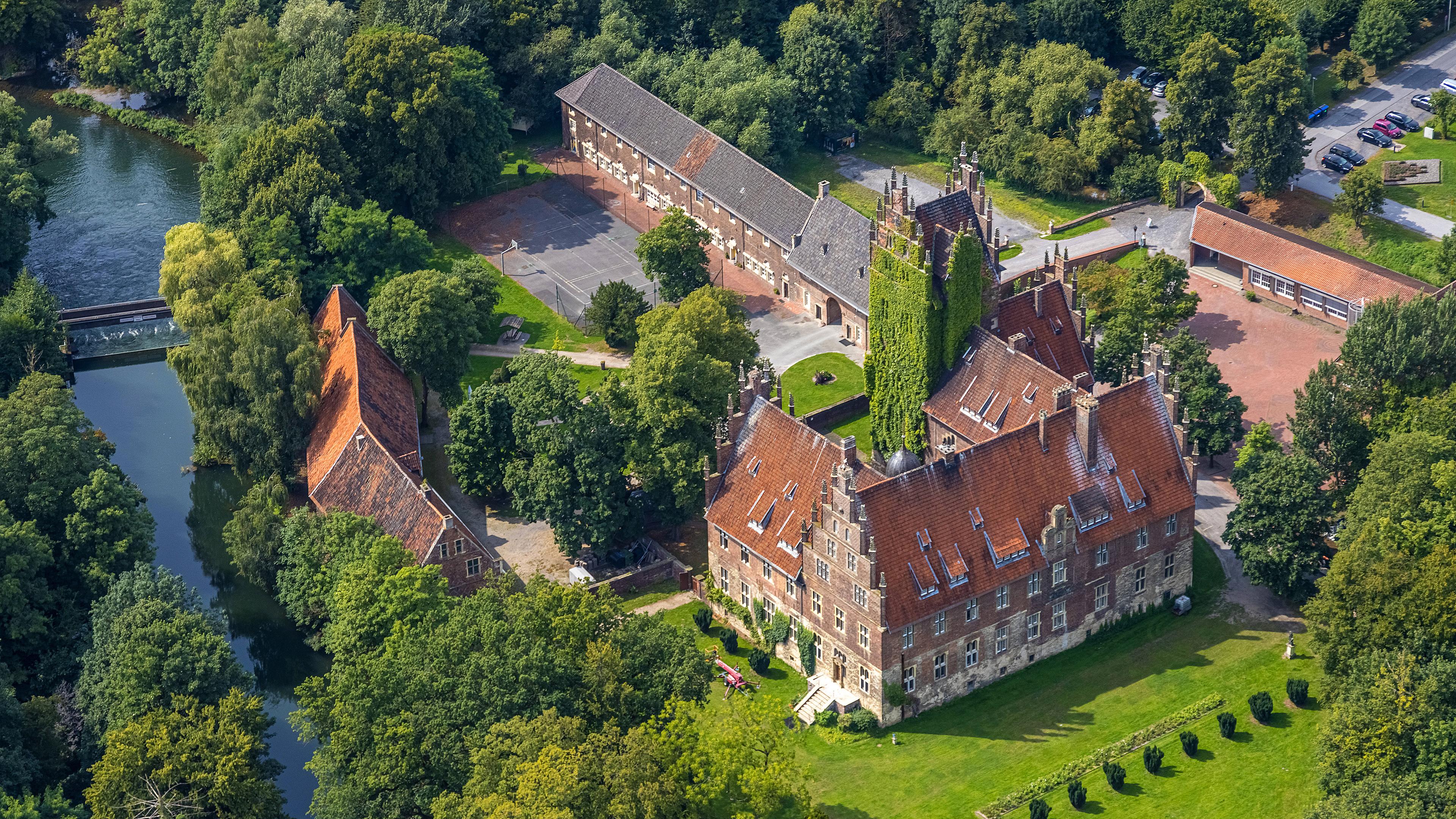 Schloss Heessen am Fluss Lippe mit Privatschule und Internat 