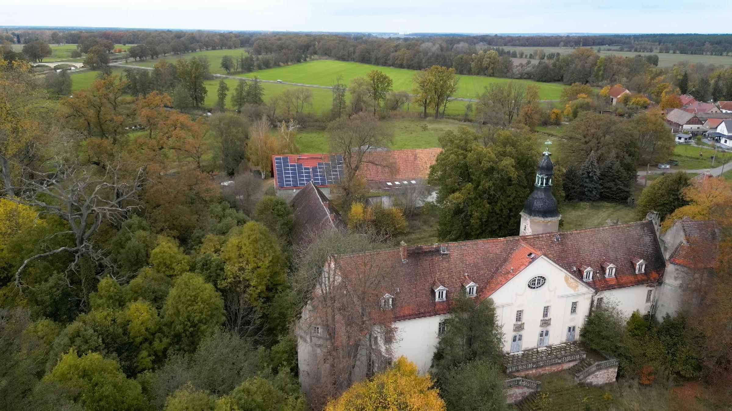 Drohnenansicht der Solaranlage auf dem Hausdach