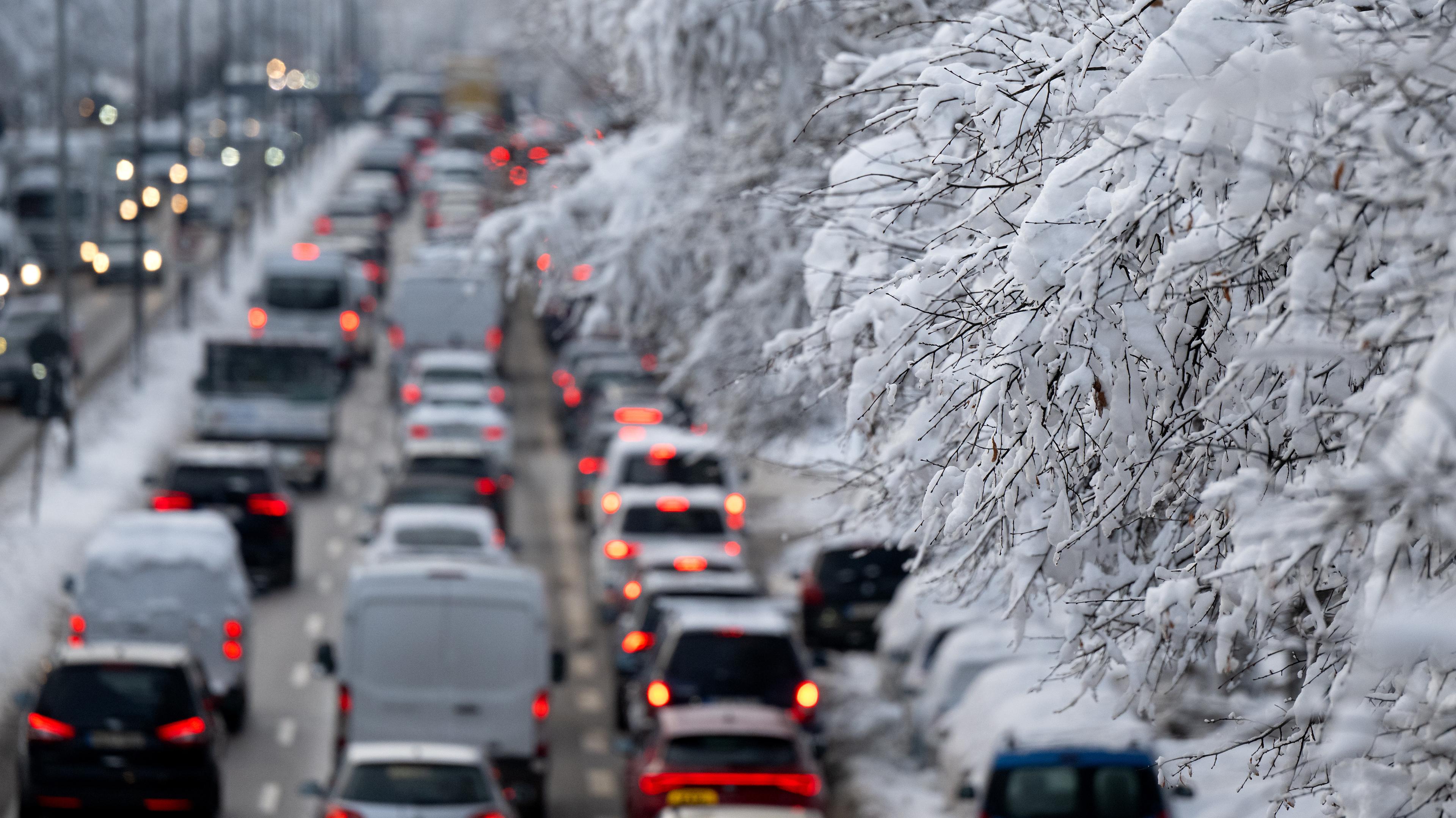 Zahlreiche Autos fahren im Berufsverkehr über den mittleren Ring. Schnee und Eis sorgen auf den Straßen im Süden Bayerns weiterhin für Chaos.