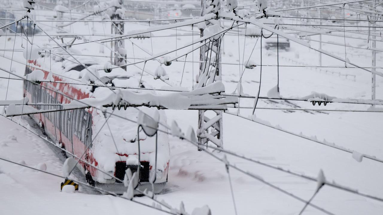 Wintereinbruch In Bayern: Verkehr Von Schneechaos Lahmgelegt - ZDFheute