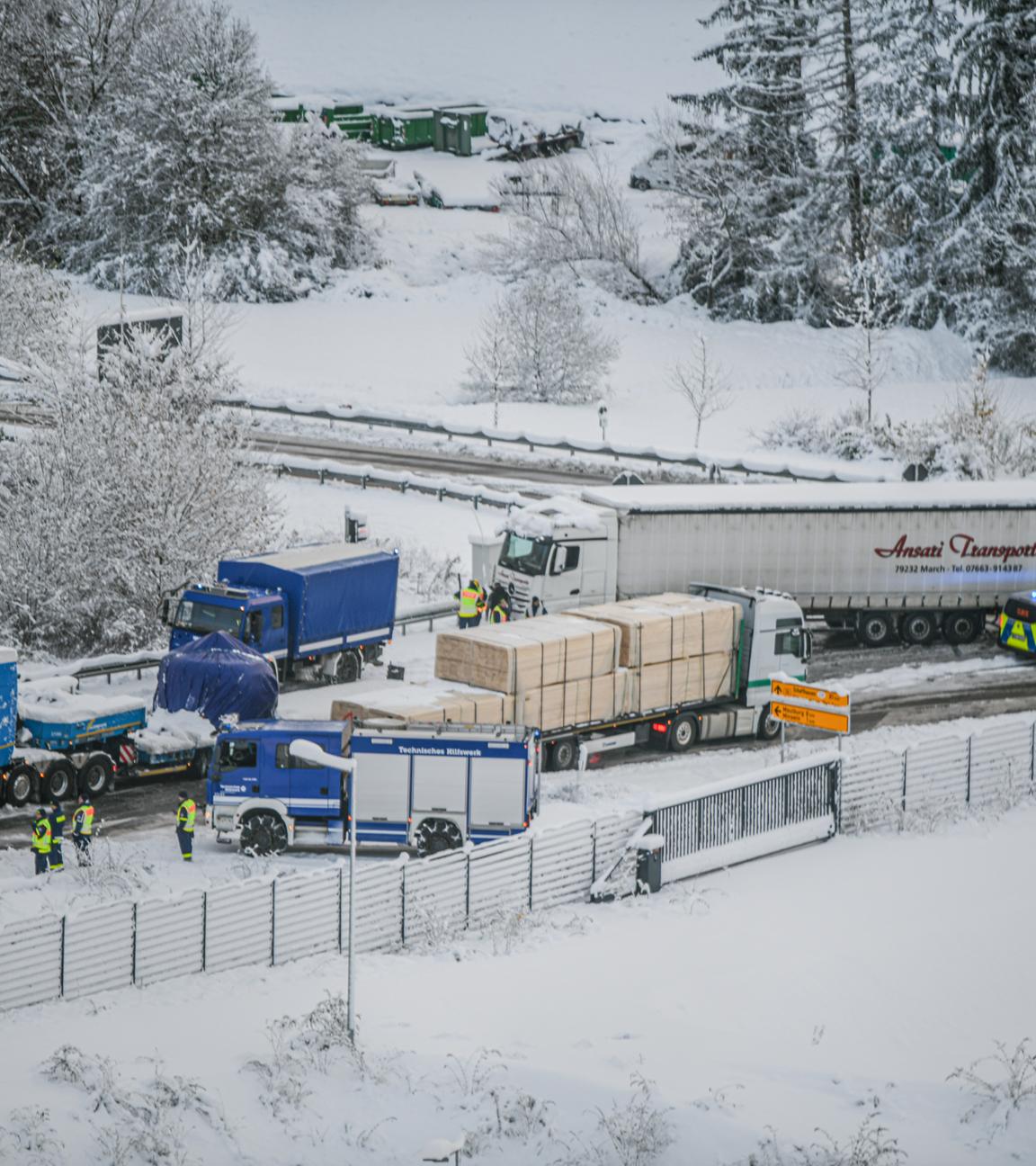 Einsatzkräfte des Technischen Hilfwerkes regeln den Verkehr auf der A98.