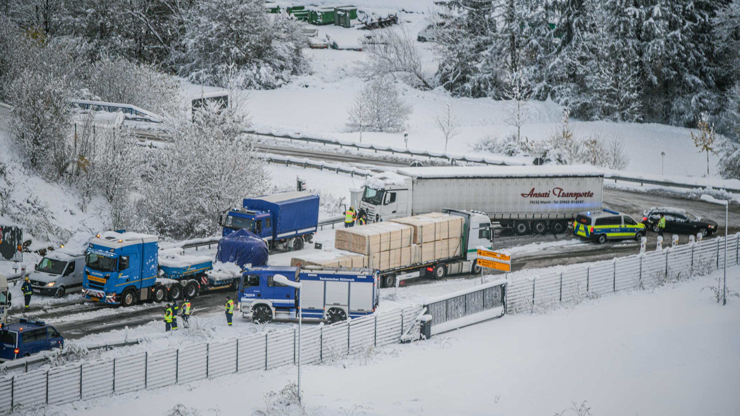 Einsatzkräfte des Technischen Hilfwerkes regeln den Verkehr auf der A98.