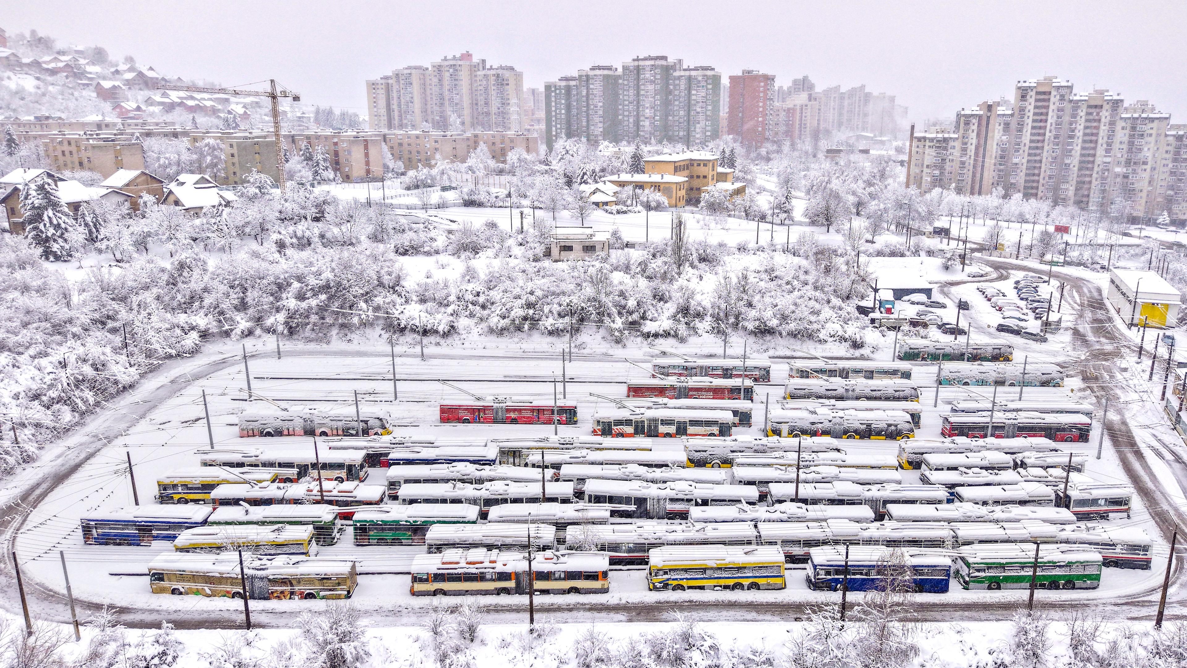 Sarajevo ist nach einem Wintersturm komplett mit Schnee bedeckt.