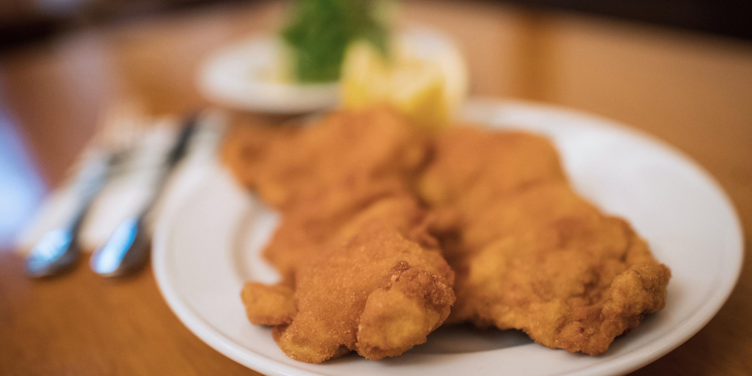 Zwei Wiener Schnitzel werden in einem Restaurant serviert