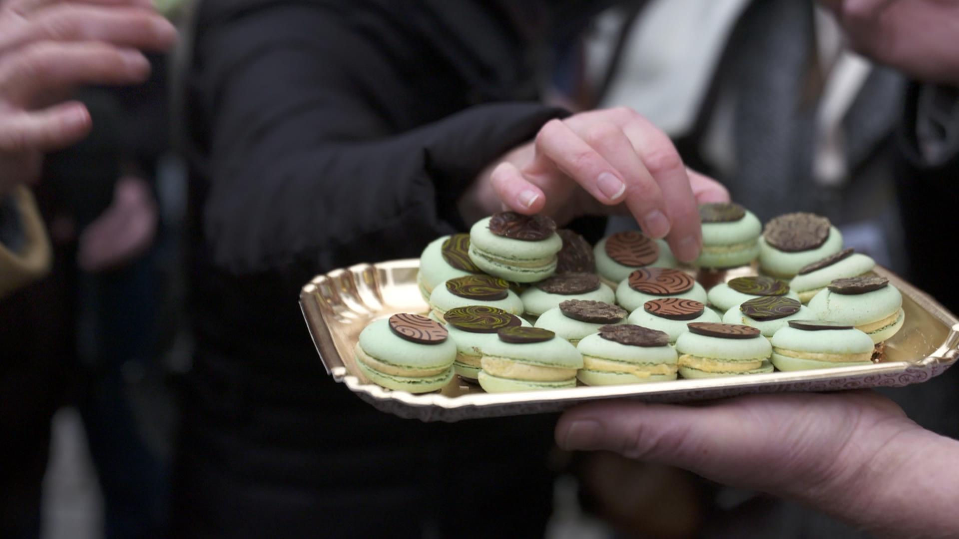 Grüne Dubai-Macarons liegen auf einem Silbertablett