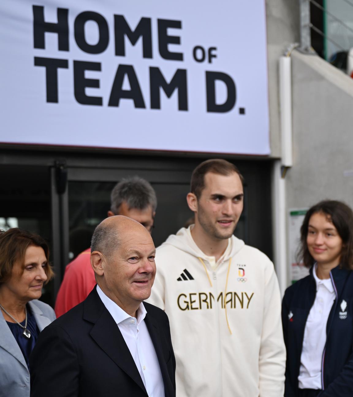  Olympia, Paris 2024, Bundeskanzler Olaf Scholz (2vl/SPD) und seine Frau Britta Ernst besuchen das Deutsche Haus.